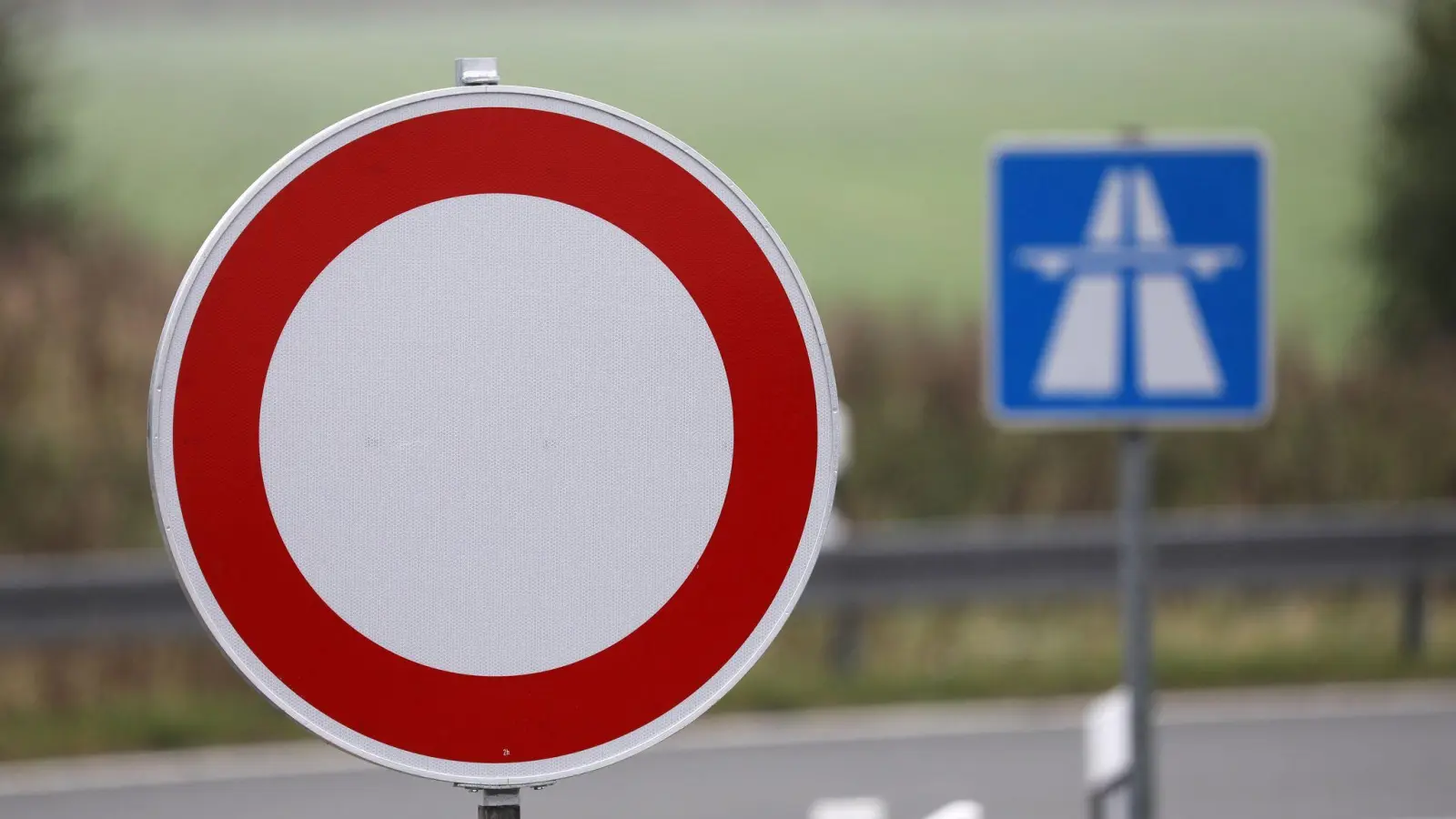 Von Samstagabend bis zum Sonntagnachmittag ist die A93 in beiden Richtungen am Regensburger Kreuz gesperrt. (Symbolbild: Bernd Wüstneck/dpa-Zentralbild/dpa)