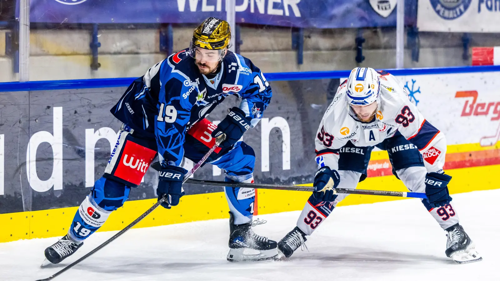 Alex-Olivier Voyer (links) bleibt bei den Blue Devils Weiden. (Bild: Tobias Neubert)