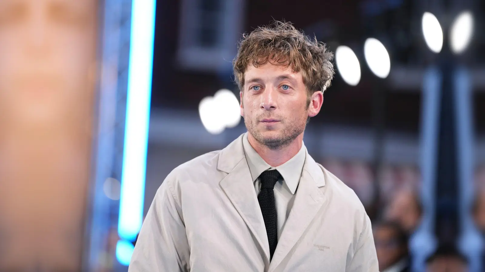 Jeremy Allen White spielt in dem Film einen Journalisten, der unbekannte Details über Facebook ans Licht bringt.  (Bild: Scott A Garfitt/Invision/AP/dpa)