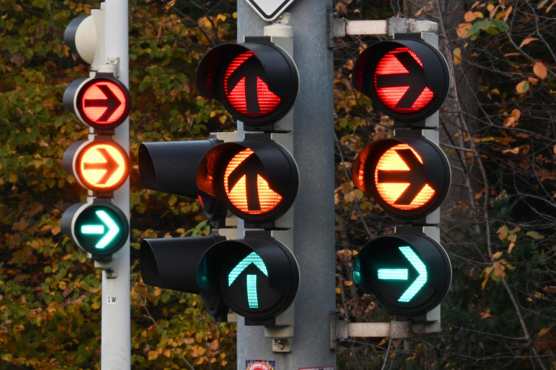 Zwei Autos stießen bei Regenstauf zusammen, weil eine defekte Ampelanlage wohl die falschen Signale zeigte. (Symbolbild: Bernd Weißbrod)
