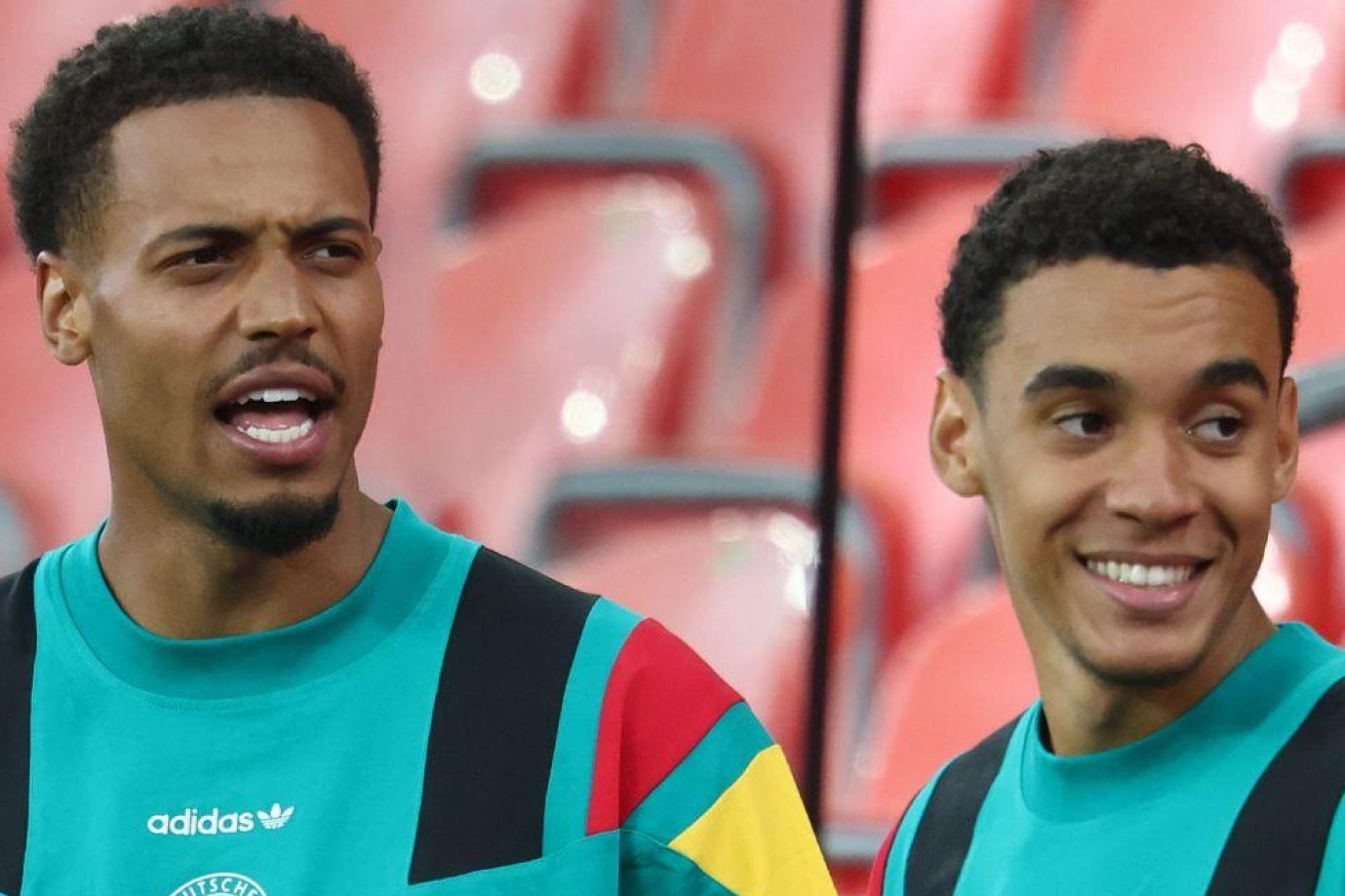 Auf welchen Gegner die DFB-Elf im ersten K.o.-Spiel trifft, fragen sich auch Felix Nmecha (l) und Jamal Musiala. (Bild: Jan Woitas/dpa)