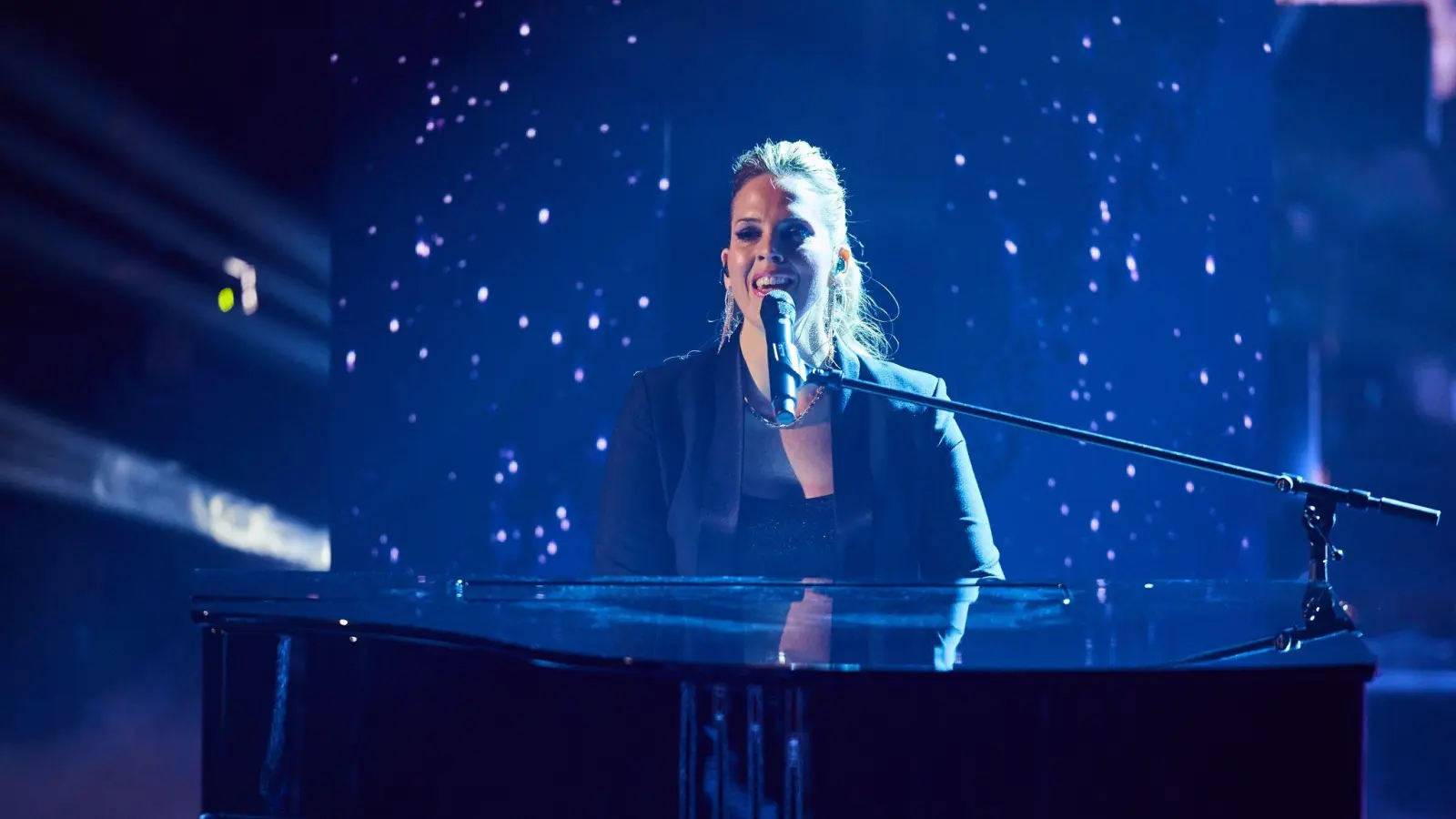 Jennifer Lynn gewinnt mit einer Klavierballade „The Voice of Germany“. (Bild: Jörg Carstensen/dpa)