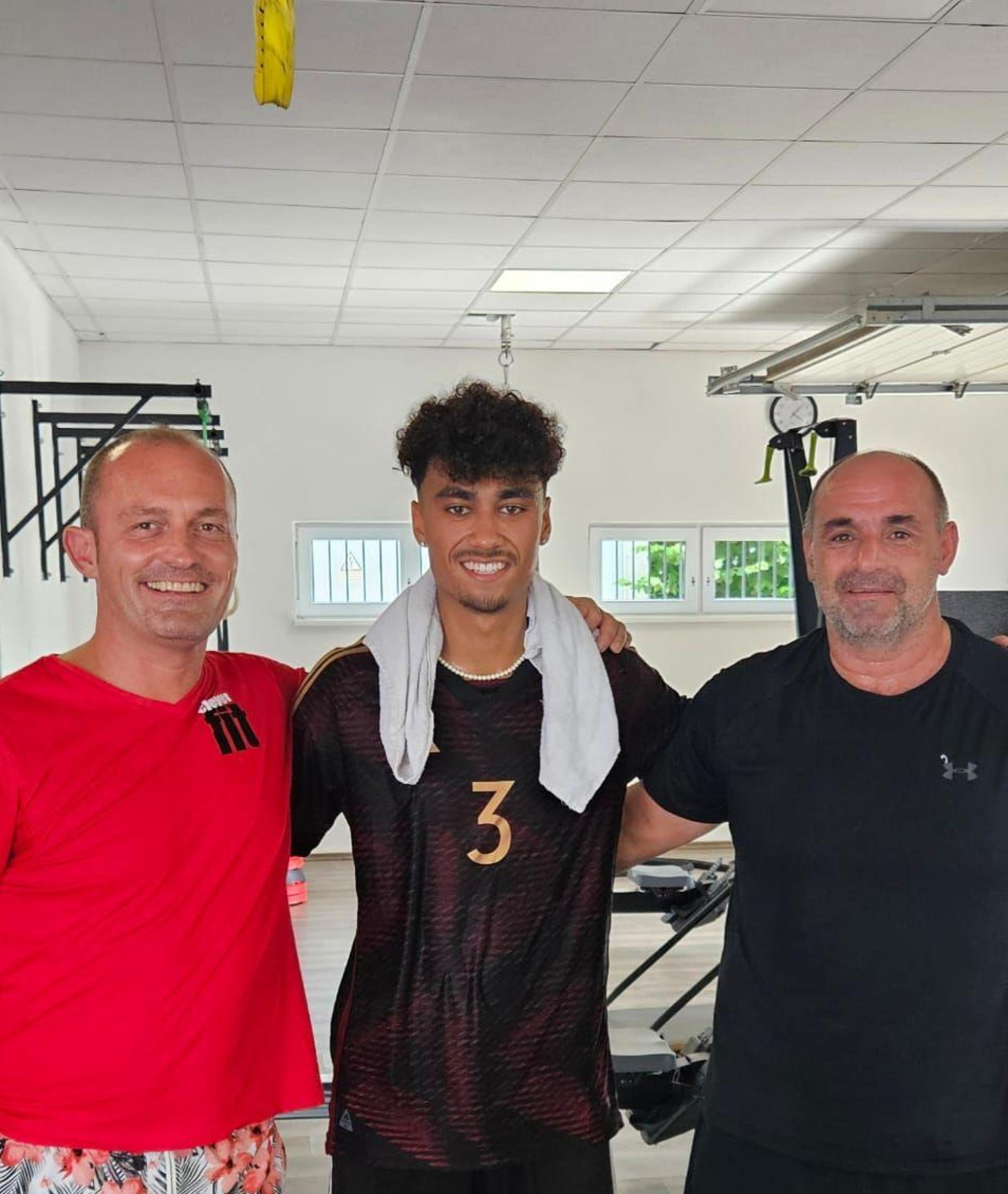 Nathaniel Brown (Mitte) mit seinem ehemaligen Jugendtrainer Christian Kammerl (rechts) und Michael Lichtenauer vom Studio „Clever Fit”. (Bild: Kammerl/privat)