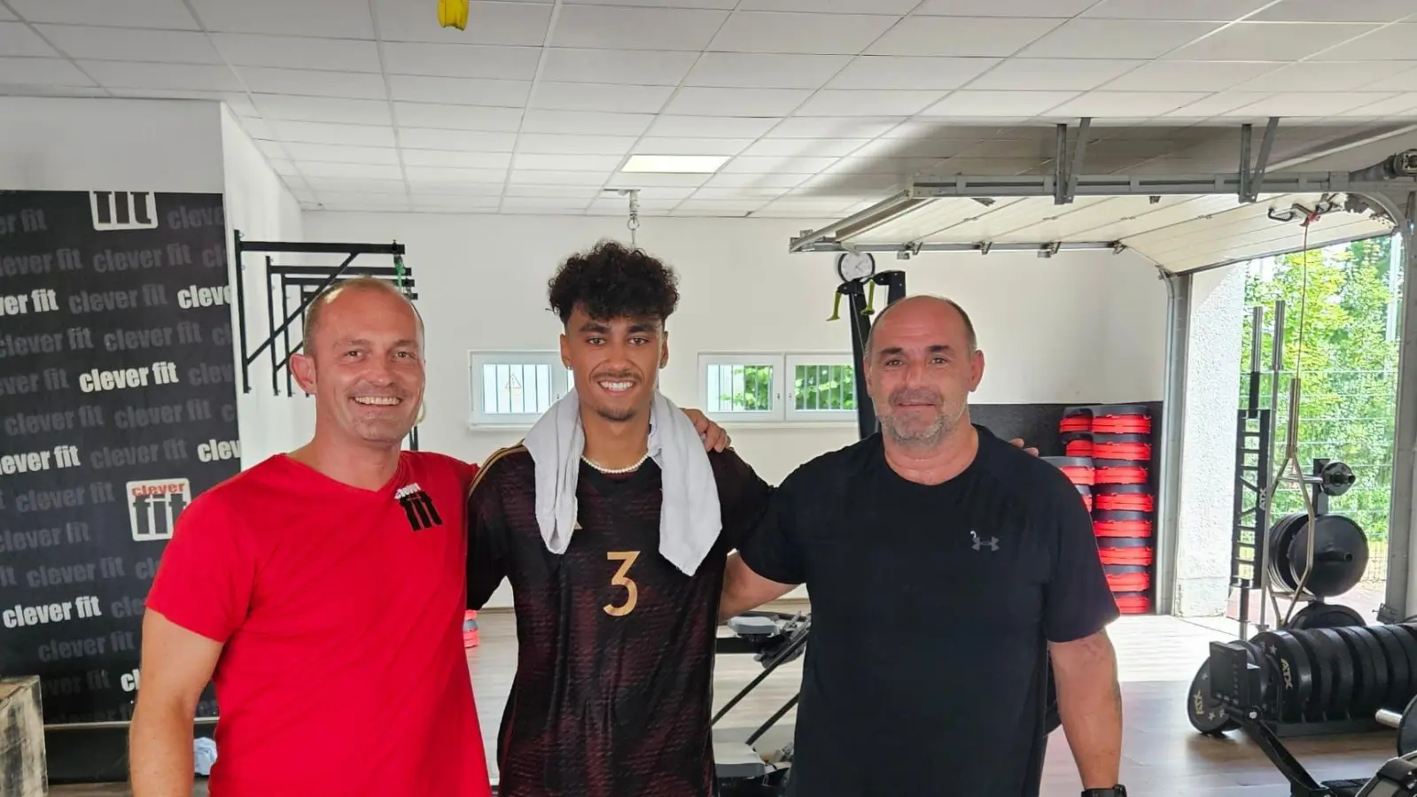 Nathaniel Brown (Mitte) mit seinem ehemaligen Jugendtrainer Christian Kammerl (rechts) und Michael Lichtenauer vom Studio „Clever Fit”. (Bild: Kammerl/privat)