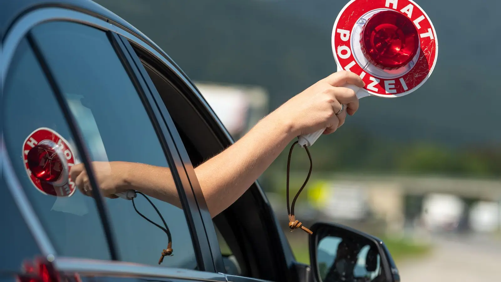 Bei Waidhaus haben Schleierfahnder der Grenzpolizei ein mit vier Männern besetztes Auto mit Dutzenden illegalen Feuerwerkskörpern aus dem Verkehr gezogen. (Symbolbild: Peter Kneffel/dpa)