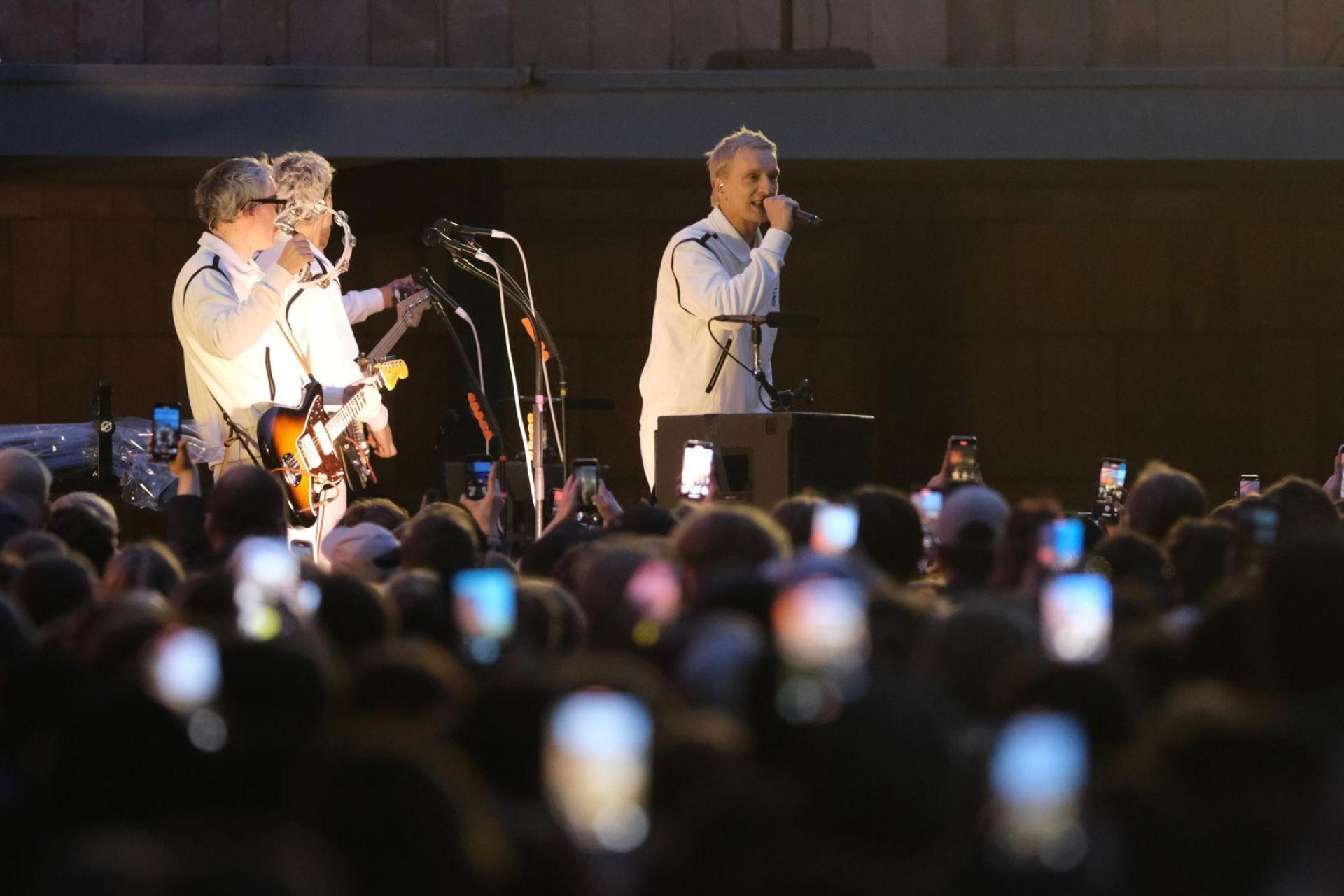 Bei einem Überraschungskonzert in Chemnitz hatte Kraftklub das neue Album „Sterben in Karl-Marx-Stadt“ Ende Mai angekündigt. Nun erscheint es am 28. November. (Archivbild) (Bild: Sebastian Willnow/dpa)