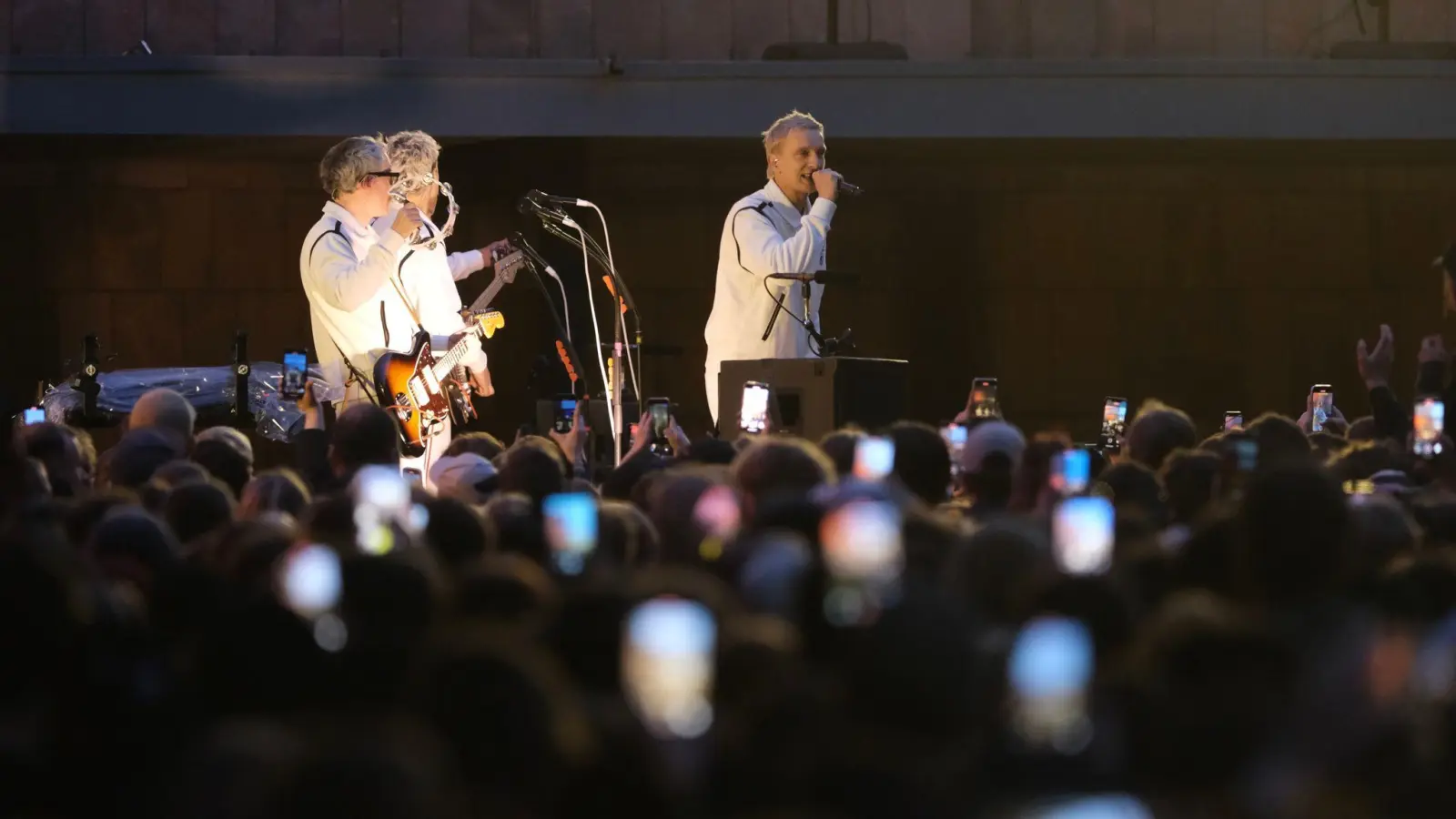 Bei einem Überraschungskonzert in Chemnitz hatte Kraftklub das neue Album „Sterben in Karl-Marx-Stadt“ Ende Mai angekündigt. Nun erscheint es am 28. November. (Archivbild) (Bild: Sebastian Willnow/dpa)