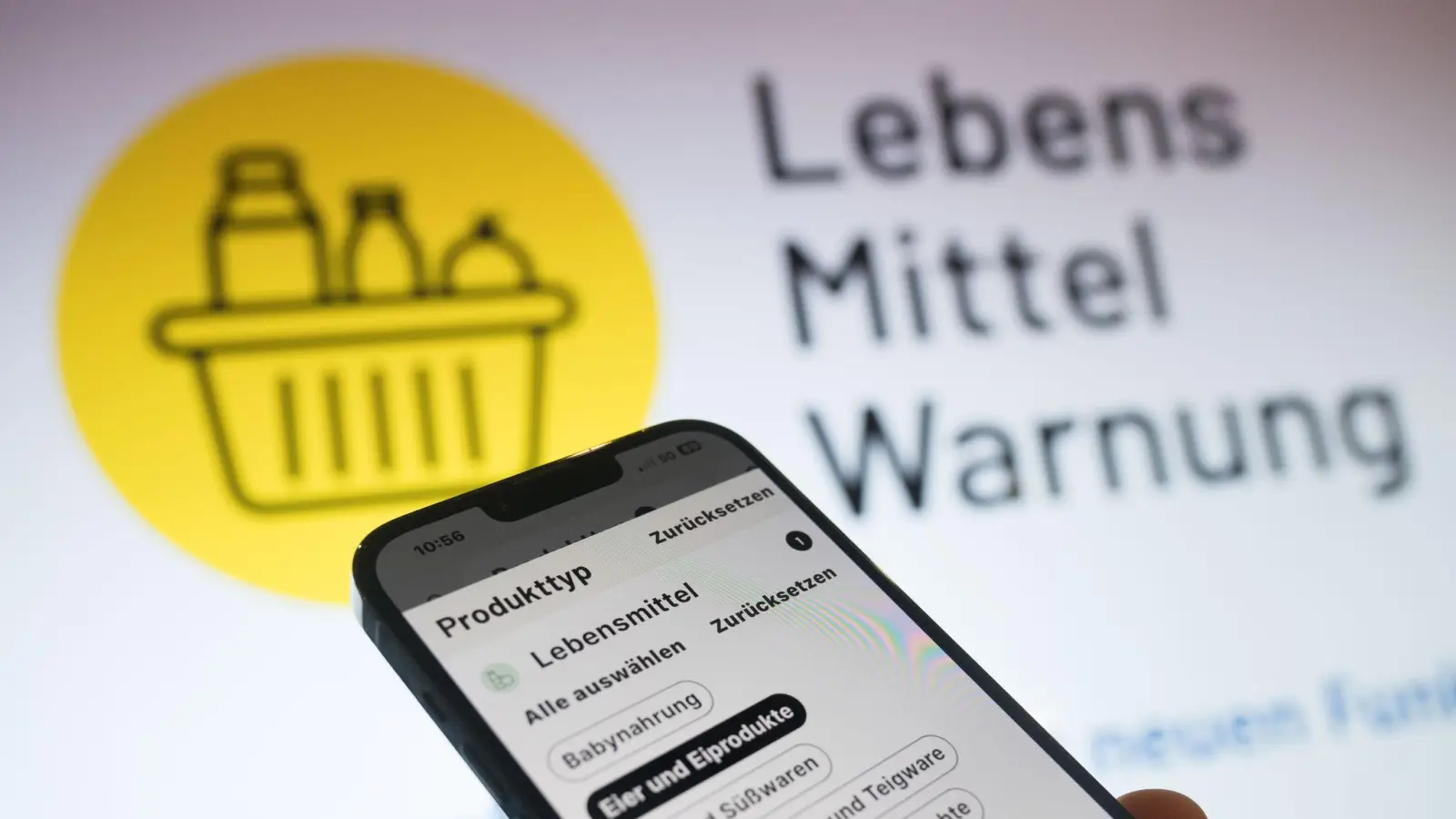 Weil die Haltbarkeit nicht garantiert werden könne, ruft die Firma Metten ein Wust-Produkt zurück. (Symbolbild) (Bild: Sebastian Gollnow/dpa)