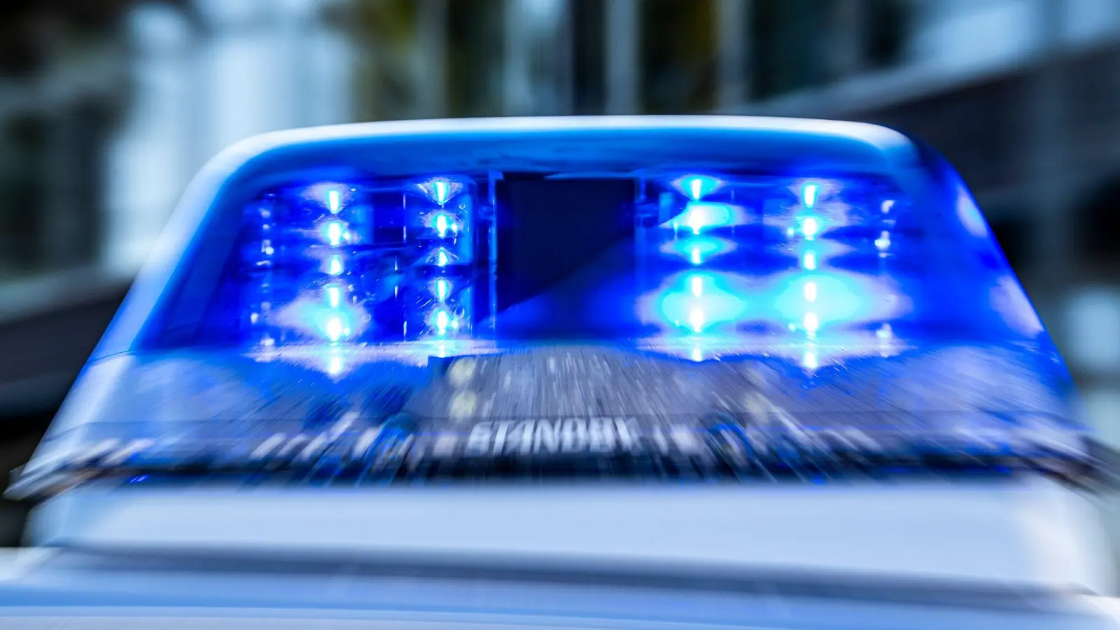 Nach drei Kilometern, die die Polizei einem Traktorgespann hinterherfuhr, stoppten es die Beamten. Der Fahrer war zu schnell unterwegs. (Symbolbild: David Inderlied/dpa)