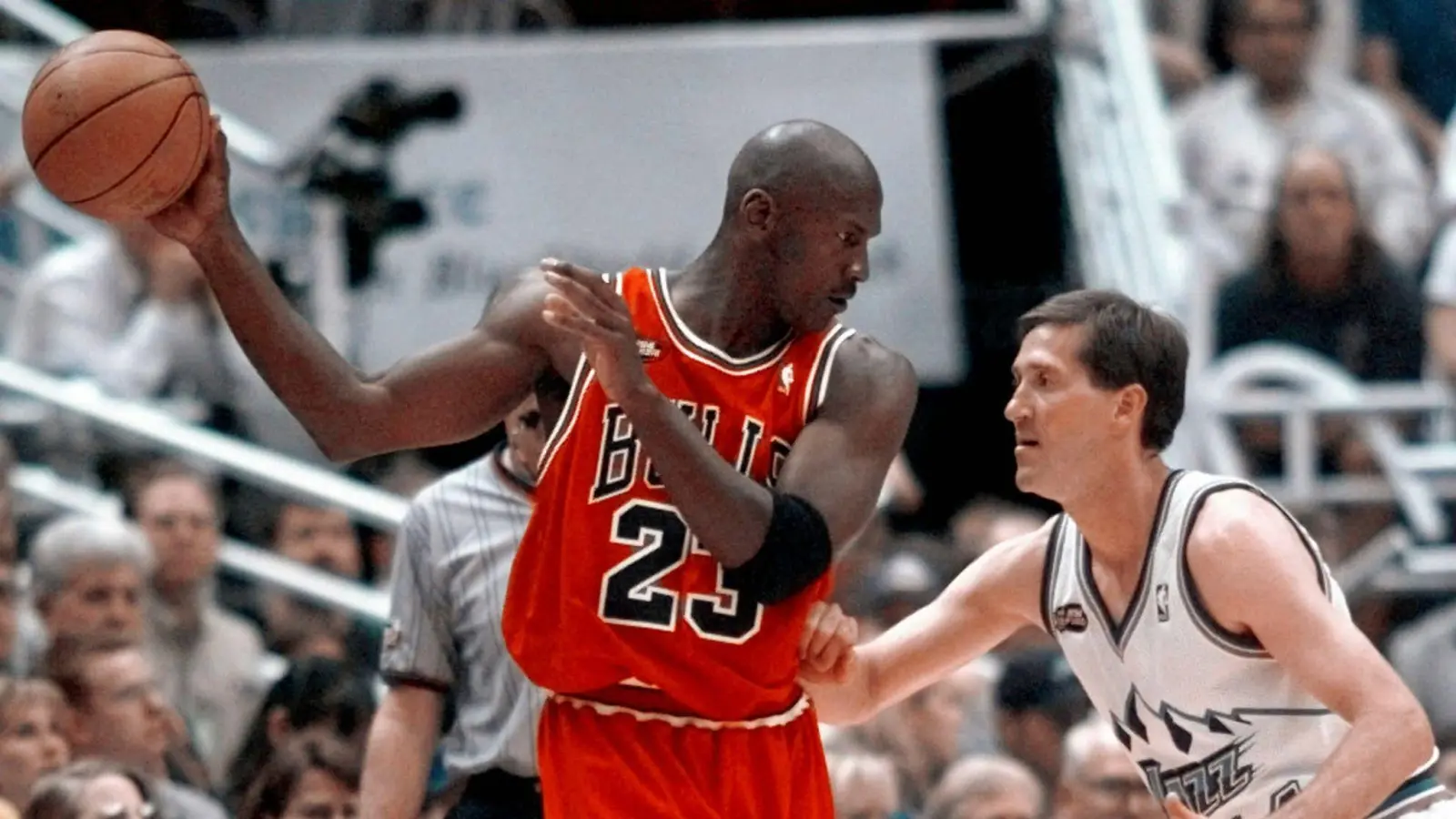 Für dieses Jordan-Trikot aus den NBA-Finals 1998 ist ein Rekord-Preis bezahlt worden. (Archivbild) (Bild: MARK J. TERRILL/AP/dpa)
