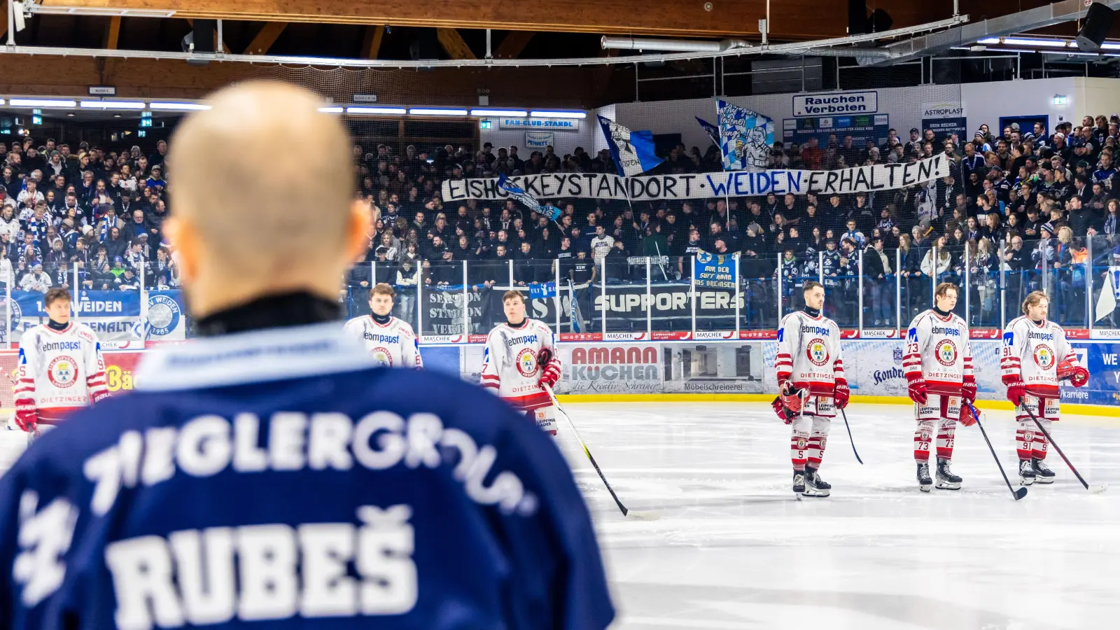 „Eishockey-Standort Weiden erhalten” forderten die Anhänger der Blue Devils Weiden vor dem Heimspiel am vergangenen Freitag gegen den EV Landshut. (Bild: Tobias Neubert)