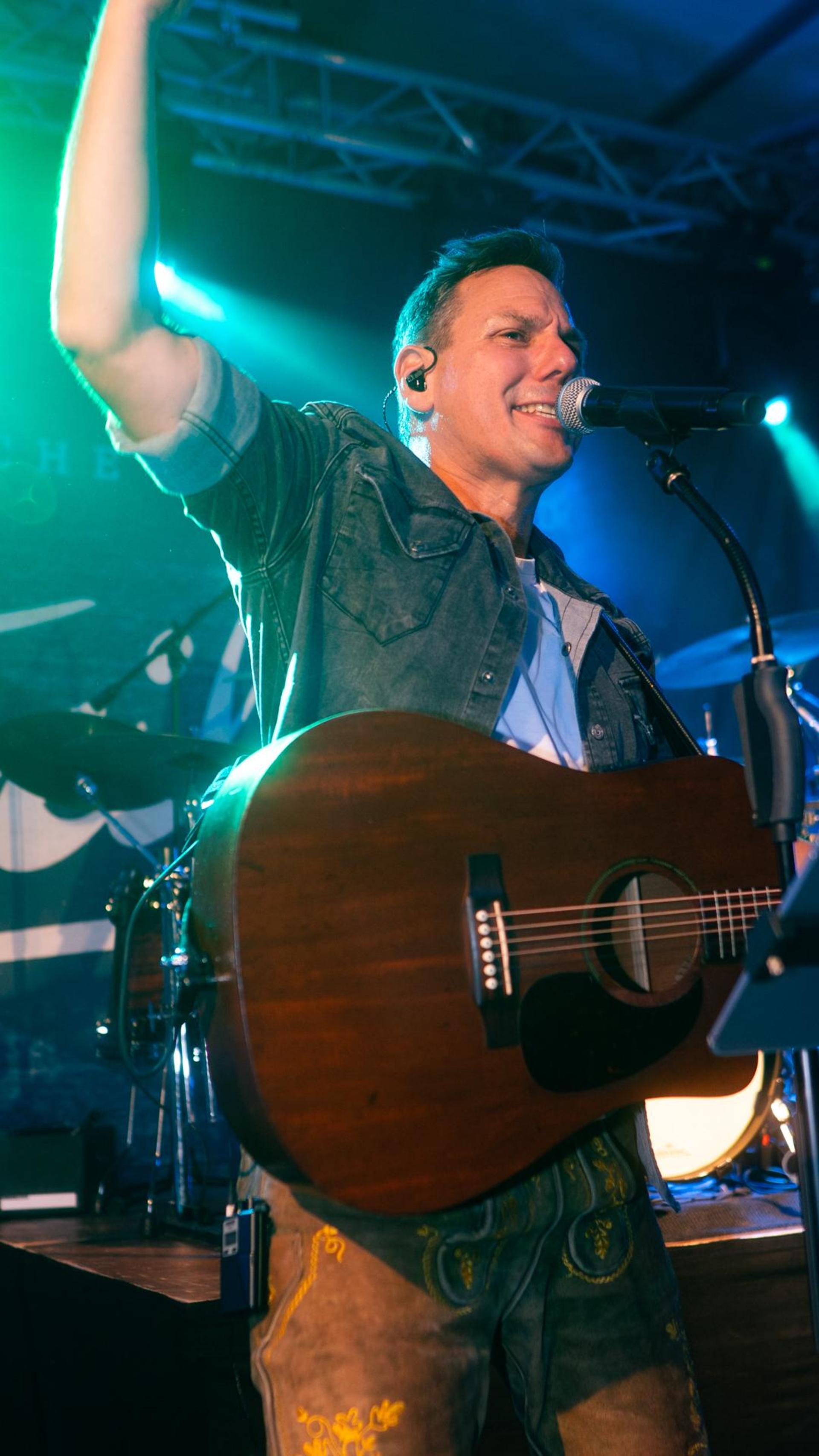 Die Quertreiber rocken am Samstagabend das Festzelt bei der Kirwa in Wernberg.  (Bild: Hannes Stock)