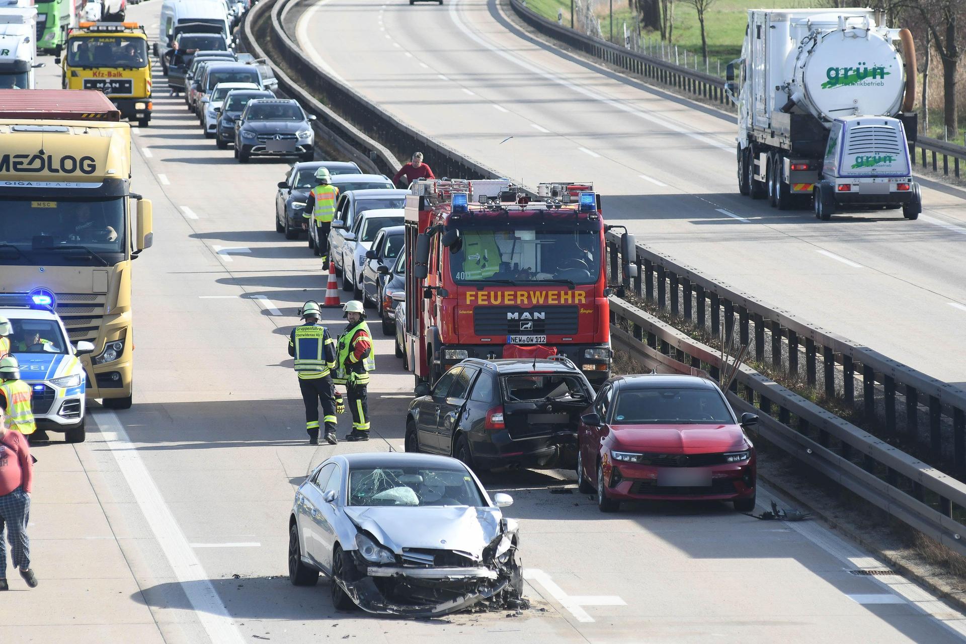 Bei einem Unfall auf der A93 kam es zu einem Unfall mit fünf Pkw und einem Lkw. (Bild: Gabi Schönberger)
