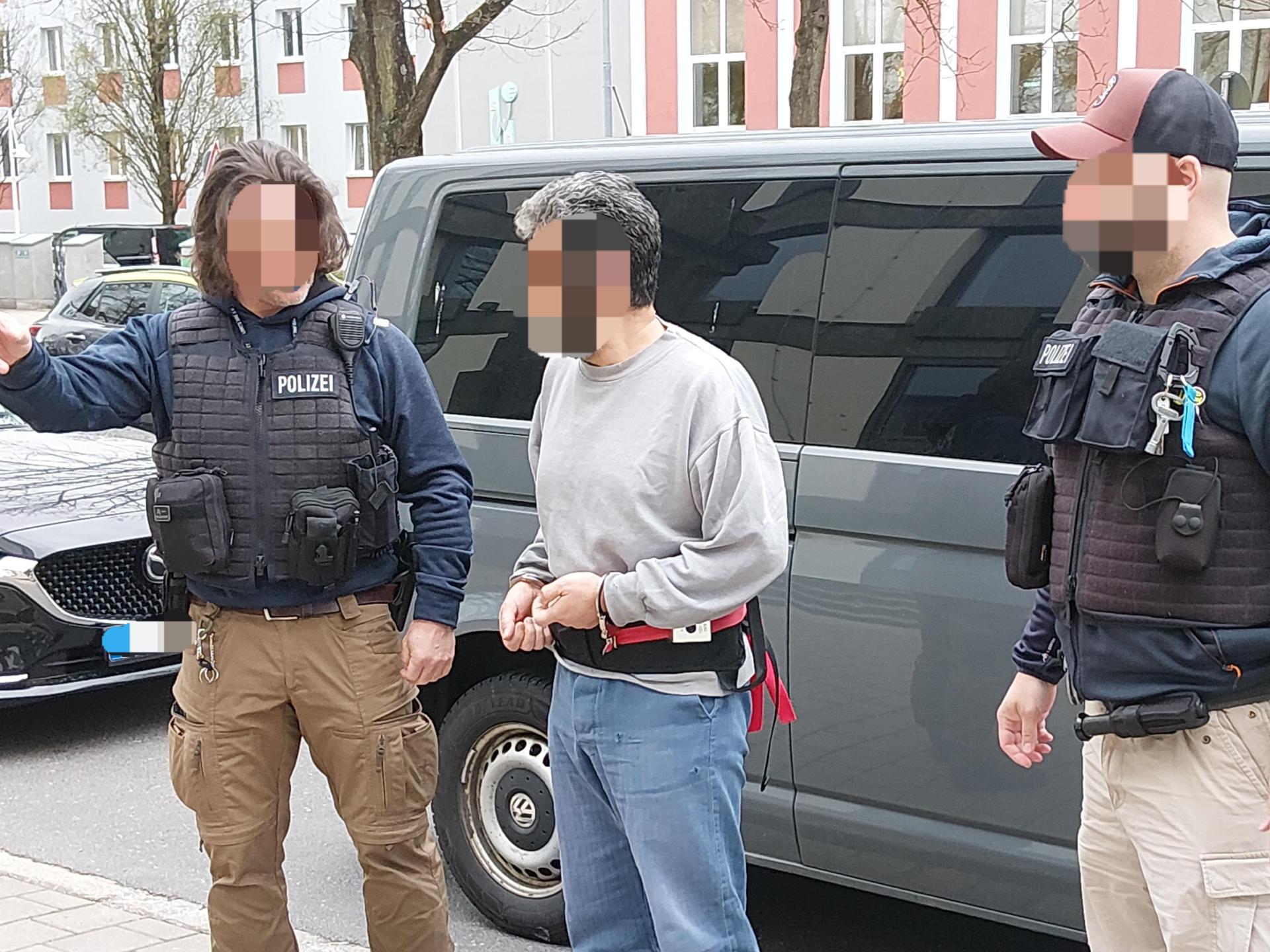 Beamte der Bundespolizei Waidhaus verbringen den Beschuldigten in das Gerichtsgebäude in Weiden. Der Mann gilt als professioneller Schleuser und wurde aus dem Libanon nach Deutschland überstellt.  (Bild: Bundespolizei)