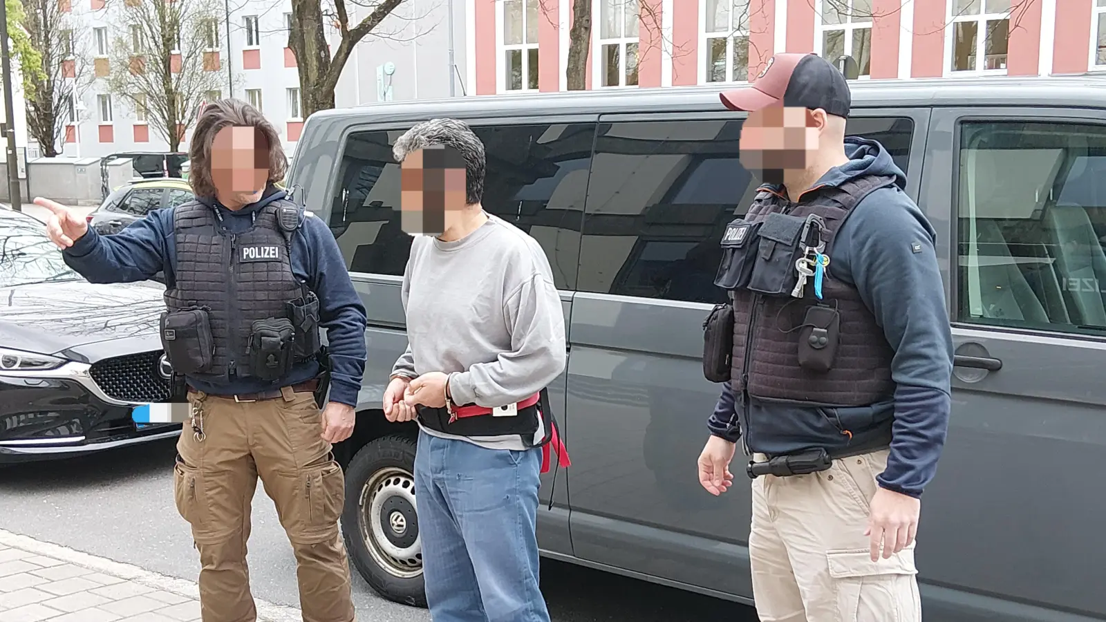 Beamte der Bundespolizei Waidhaus verbringen den Beschuldigten in das Gerichtsgebäude in Weiden. Der Mann gilt als professioneller Schleuser und wurde aus dem Libanon nach Deutschland überstellt.  (Bild: Bundespolizei)