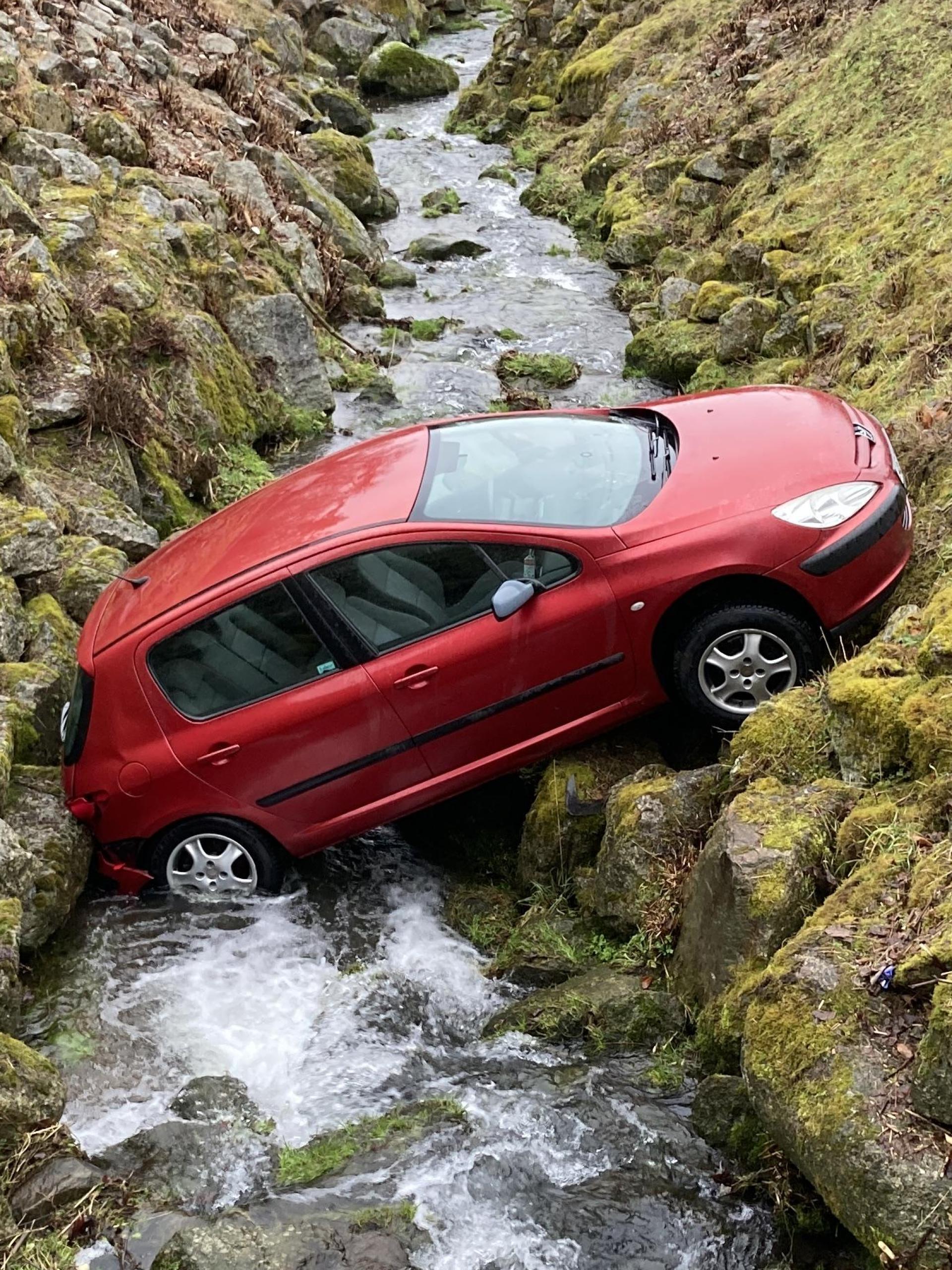 Ein unbemanntes Auto rollte ungesichert vom Parkplatz los und landete in einem Bach. (Bild: Polizeiinspektion Neustadt a.d.Waldnaab, Franz, PHK)