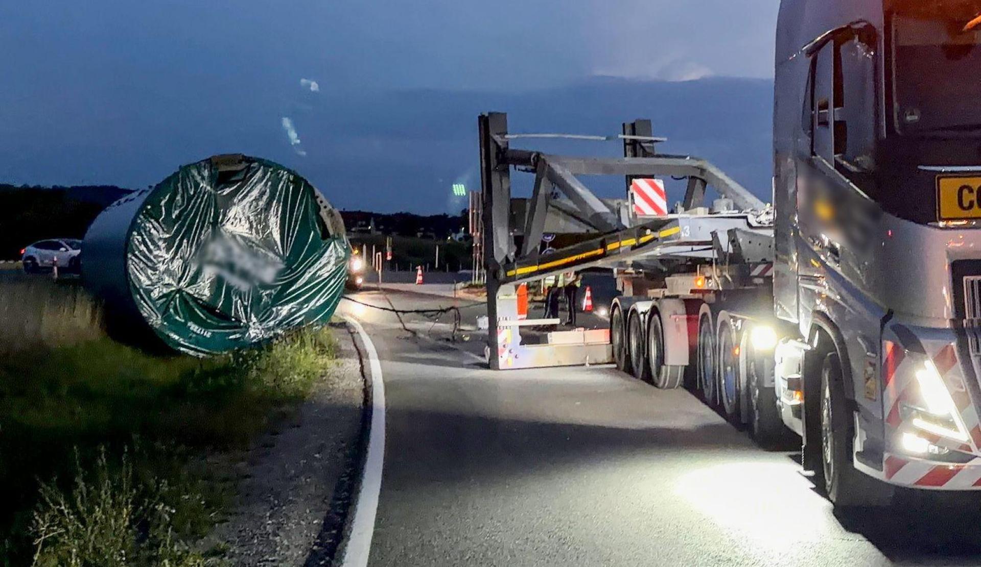 Das tonnenschwere Bauteil musste mit einem Spezialkran geborgen werden.  (Bild: Felix Besold/NEWS5/dpa)