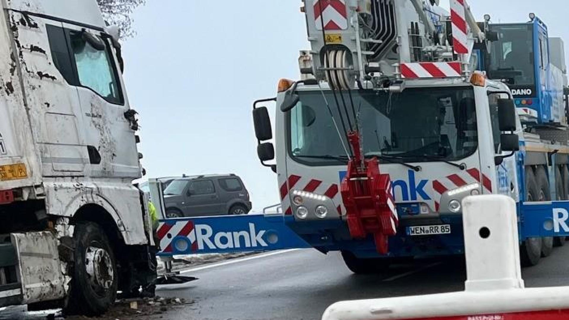 Bei Bechtsrieth ist ein Lastwagen im Graben gelandet.  (Bild: Gabi Schönberger)