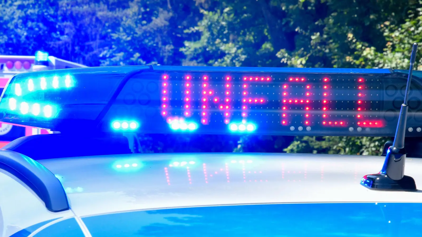 Ein 54-jähriger Mann verursachte auf der B 470 einen Unfall. (Symbolbild: Petra Hartl)