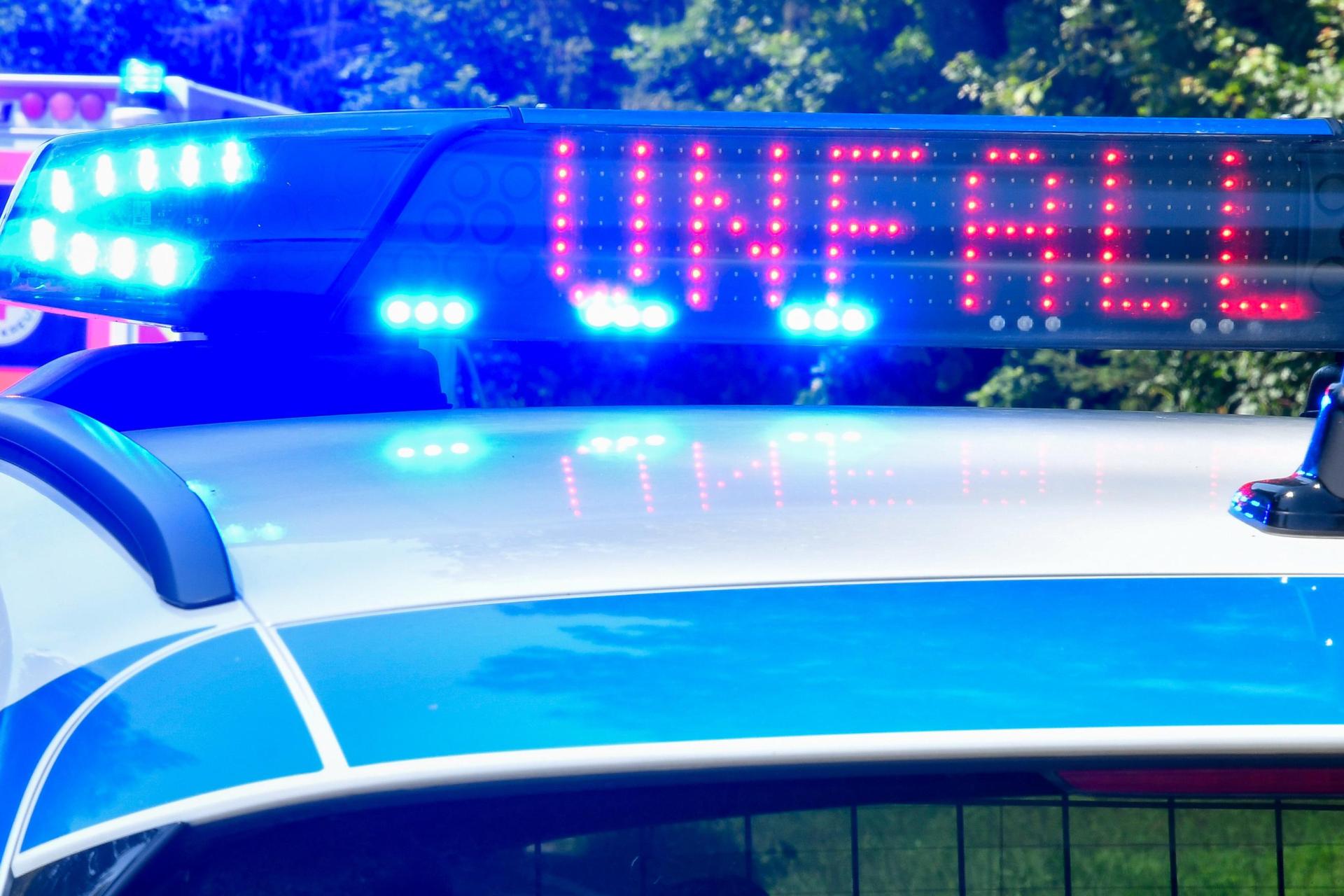 Ein Pkw-Fahrer ist auf der B 299 bei Grafenwöhr von der Fahrbahn abgekommen und gegen einen Baum geprallt.  (Symbolbild: Petra Hartl)