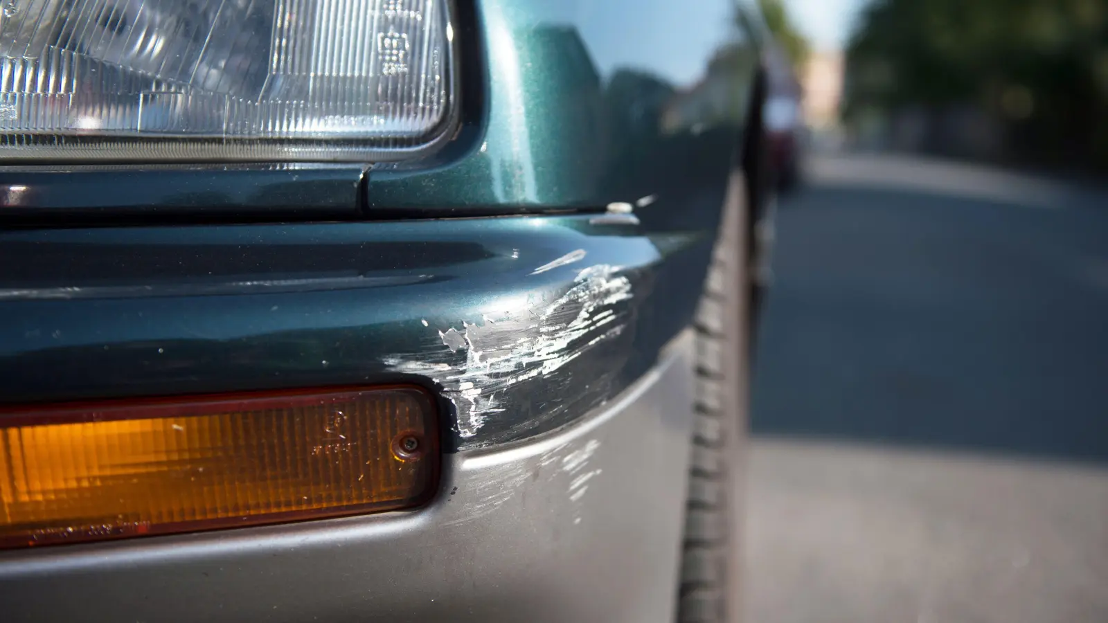 Nach einer Unfallflucht in Vohenstrauß bittet die Polizei um Hinweise. (Symbolbild: Arno Burgi/dpa)