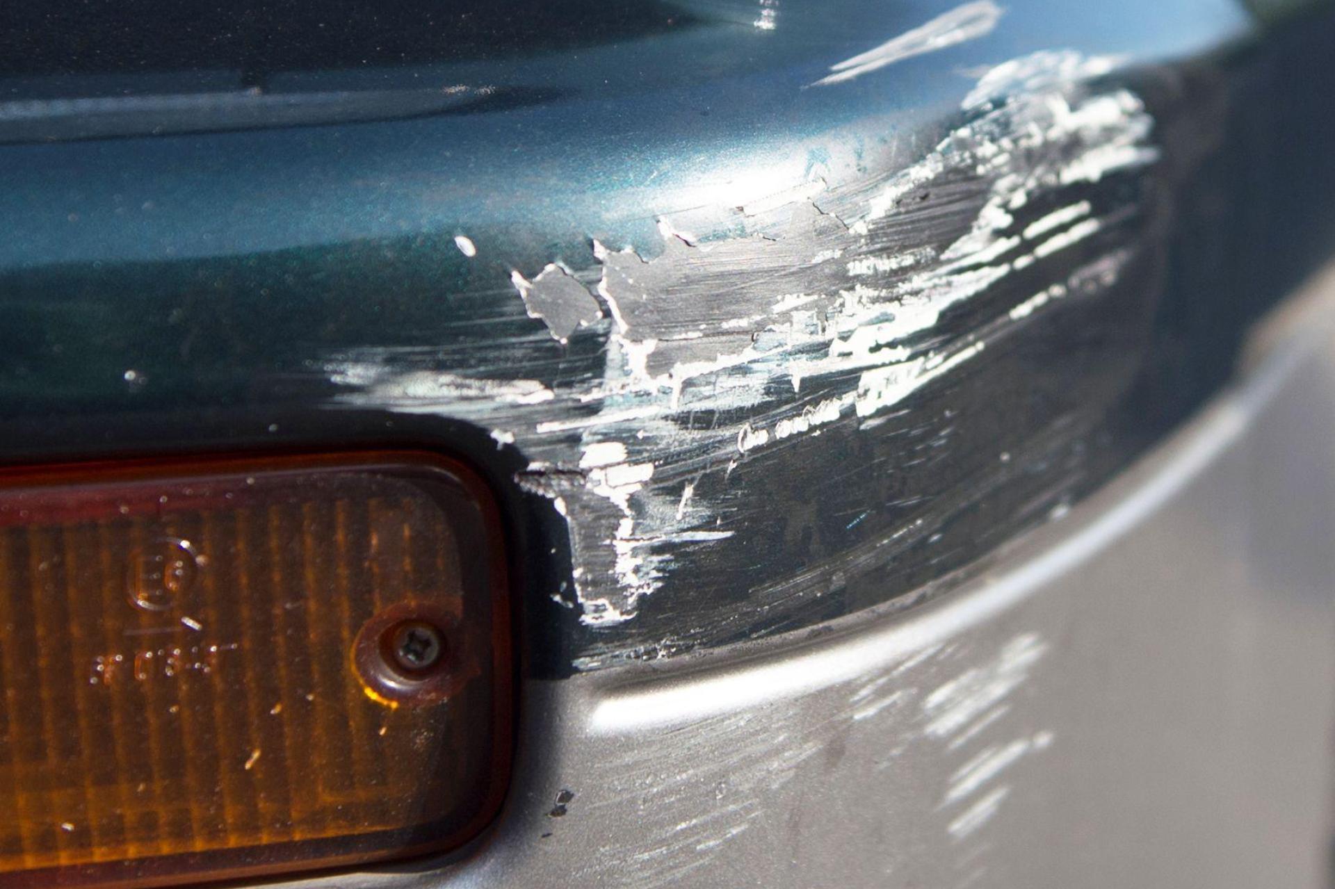 Ein Bundeswehr-Fahrzeug wurde in Grafenwöhr bei einer Unfallflucht beschädigt. Die Polizei bittet Zeugen des Vorfalls, sich zu melden. (Symbolbild: Arno Burgi/dpa)