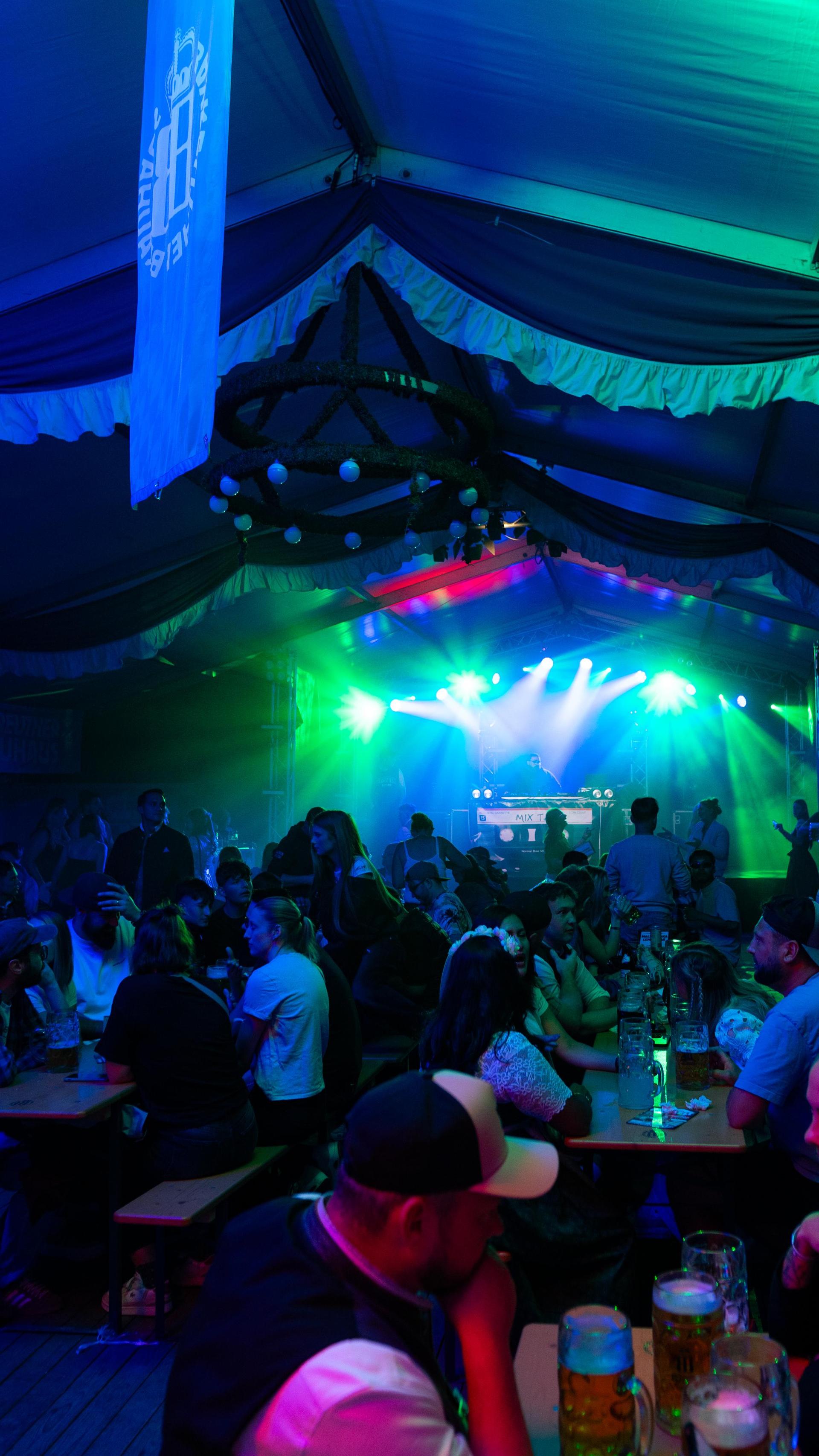 Samstagabend am Weidner Volksfest. (Bild: Hannes Stock)