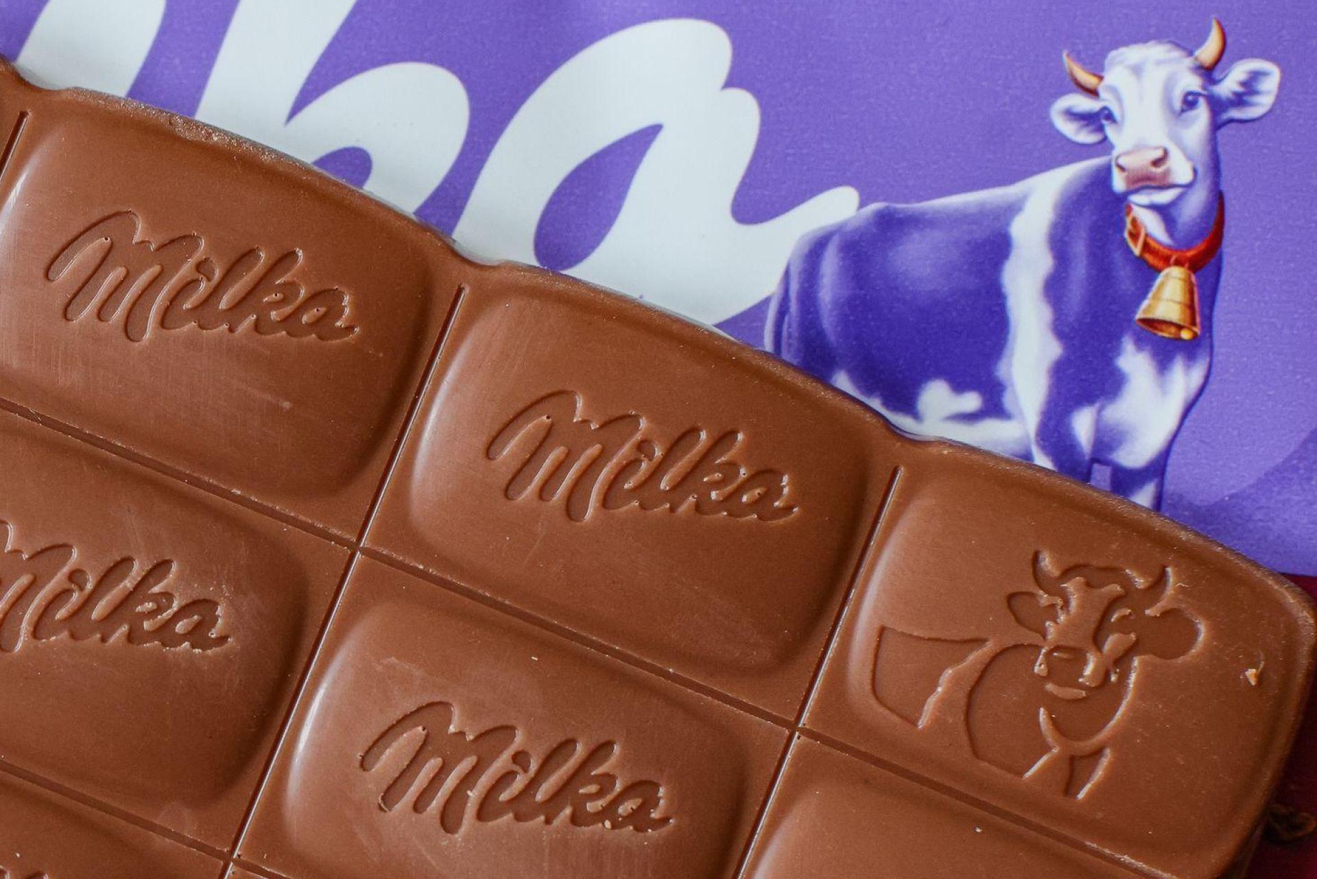 Bestimmte Chargen der Caramel-Schokolade von Milka (100-Gramm-Tafeln) können derzeit Plastikteile enthalten. Verbraucher sollten sie nicht verzehren.  (Symbolbild: Jan Woitas/dpa)