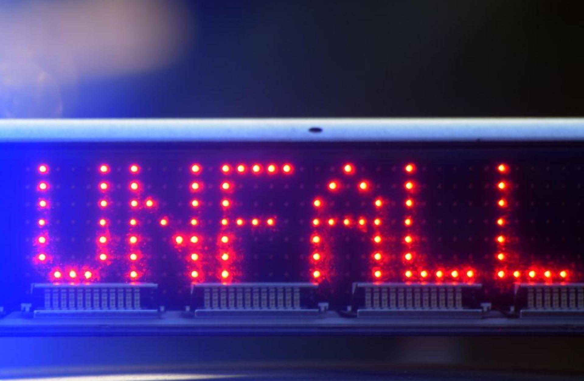 Zwischen Wernberg-Köblitz und Luhe-Wildenau ist am Montagabend ein Auto ins Schleudern geraten. Es staut sich nach dem Unfall rund sieben Kilometer (Symbolbild: Stefan Puchner/dpa)