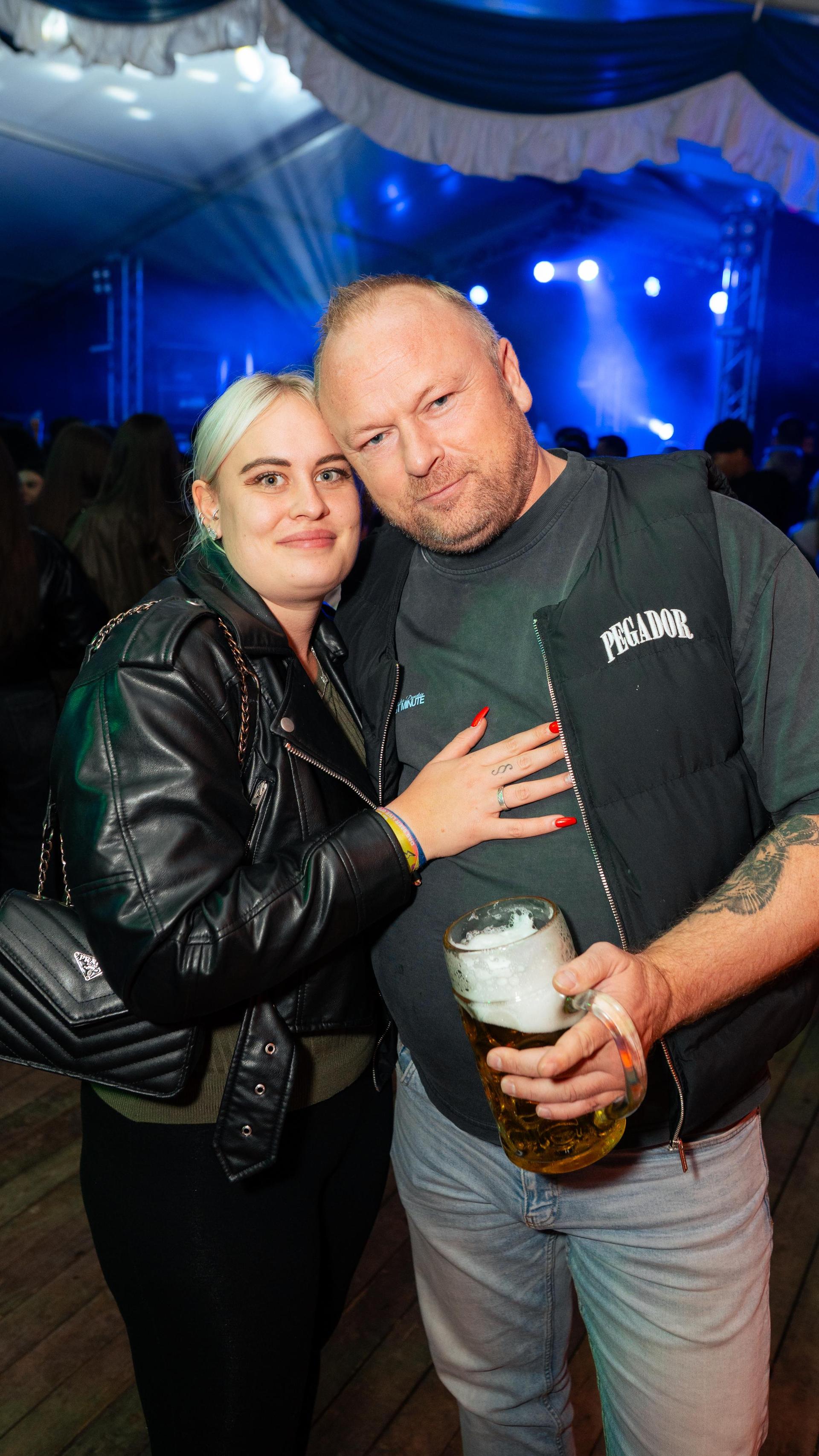 DJ Dollar Bill heizt das Festzelt ein. (Bild: Hannes Stock)