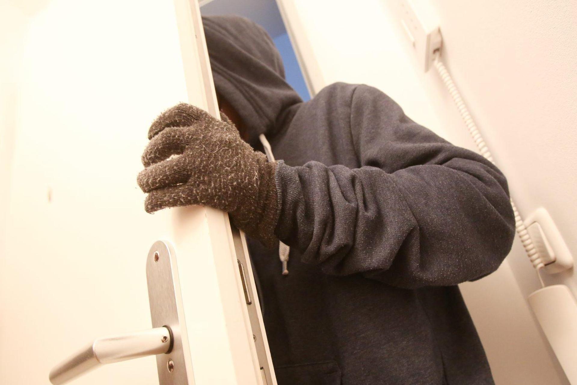 Die Kriminalpolizei Weiden hofft nach einem Einbruchdiebstahl in einer Bäckerei auf Mithilfe aus der Bevölkerung.  (Bild: Bodo Marks/dpa)