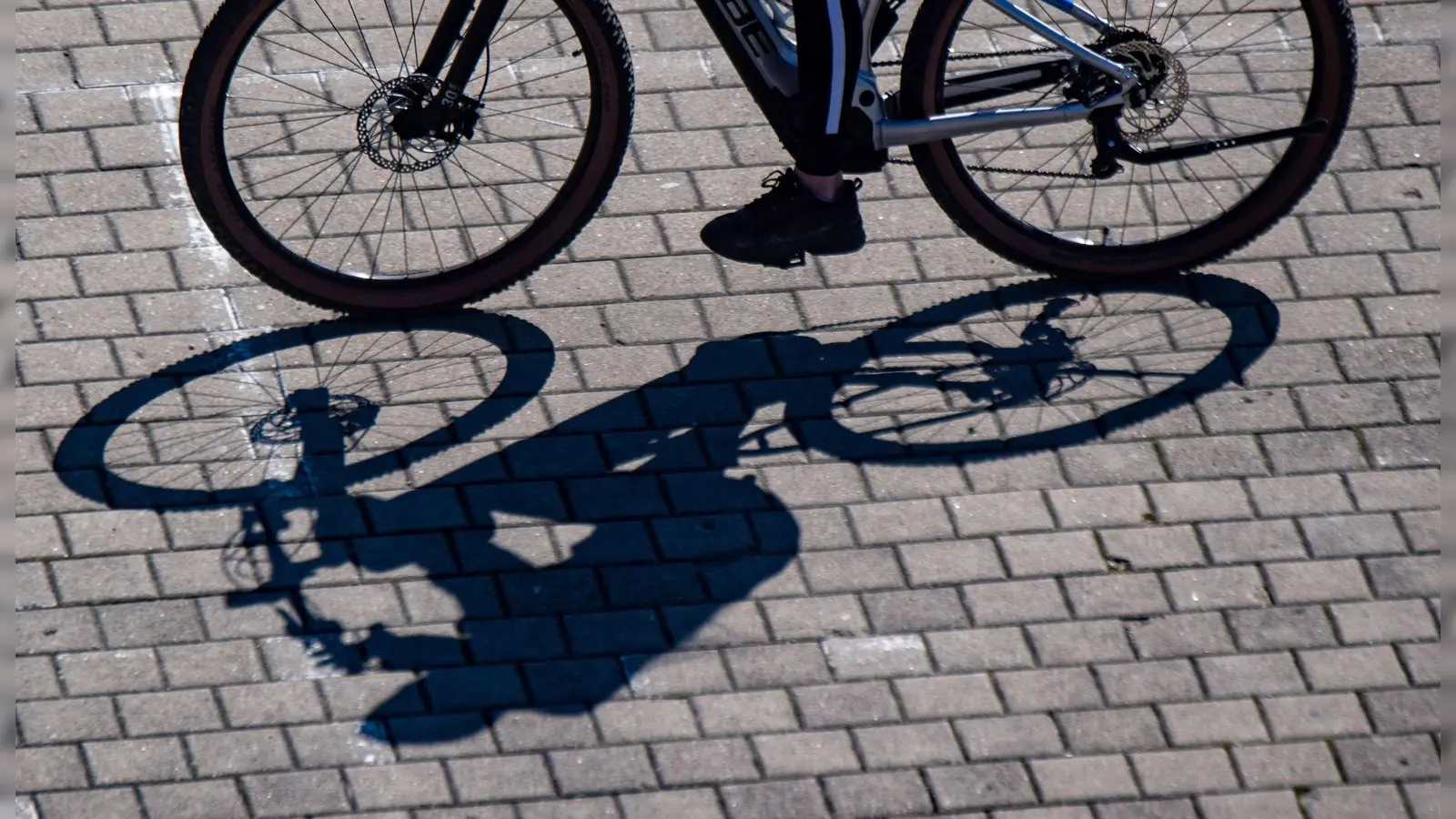 Ein 47-jähriger Radfahrer stürzt in Dietersdorf und bricht sich mehrere Finger. Der Rettungsdienst bringt ihn ins Krankenhaus.  (Symbolbild: Stefan Sauer/dpa)