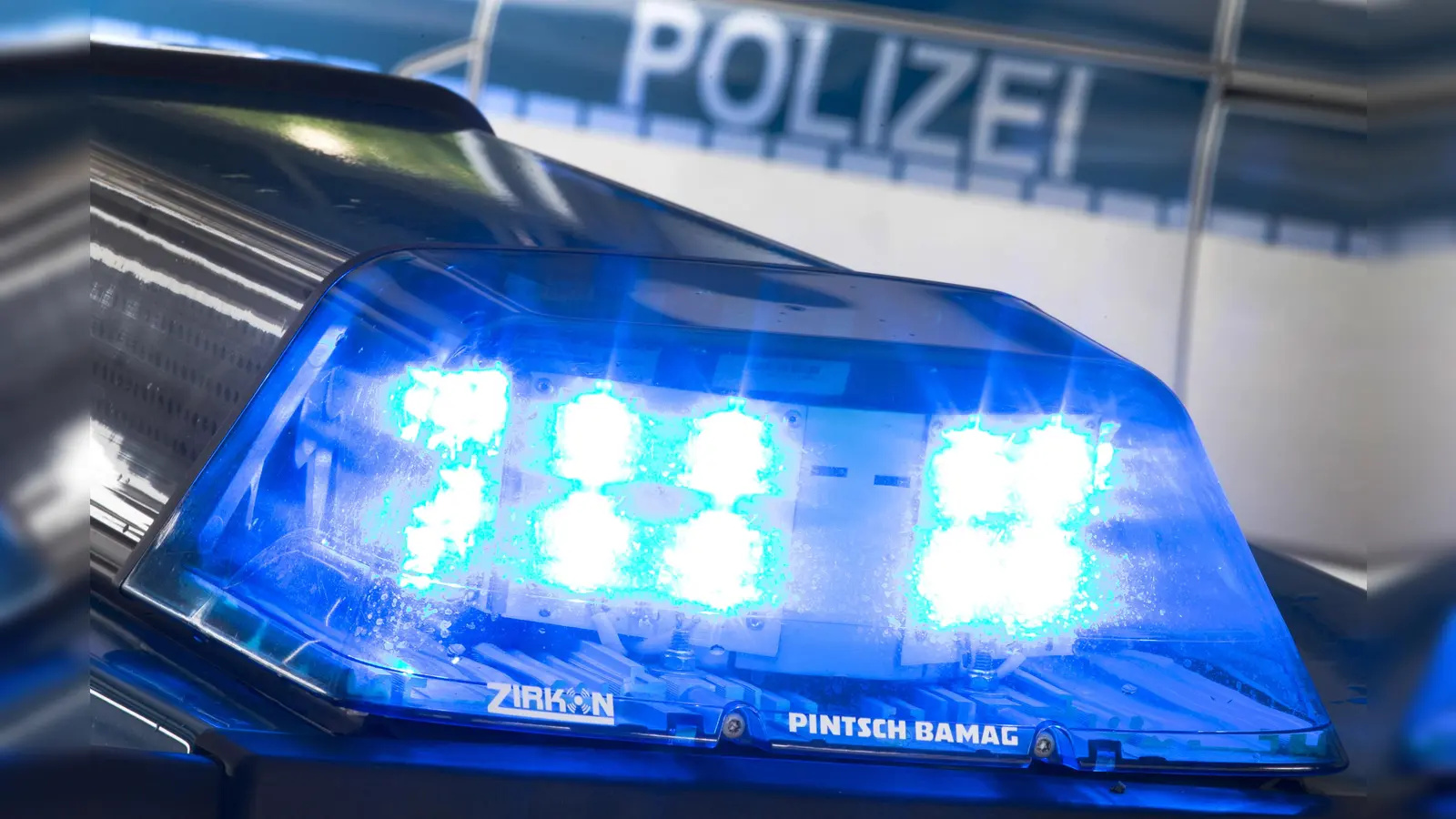 Eine 40-jährige Frau wurde in Weiden beim Diebstahl in einem Drogeriemarkt erwischt. Sie hatte laut Polizei ein Kind dabei. (Symbolbild: Friso Gentsch/dpa)