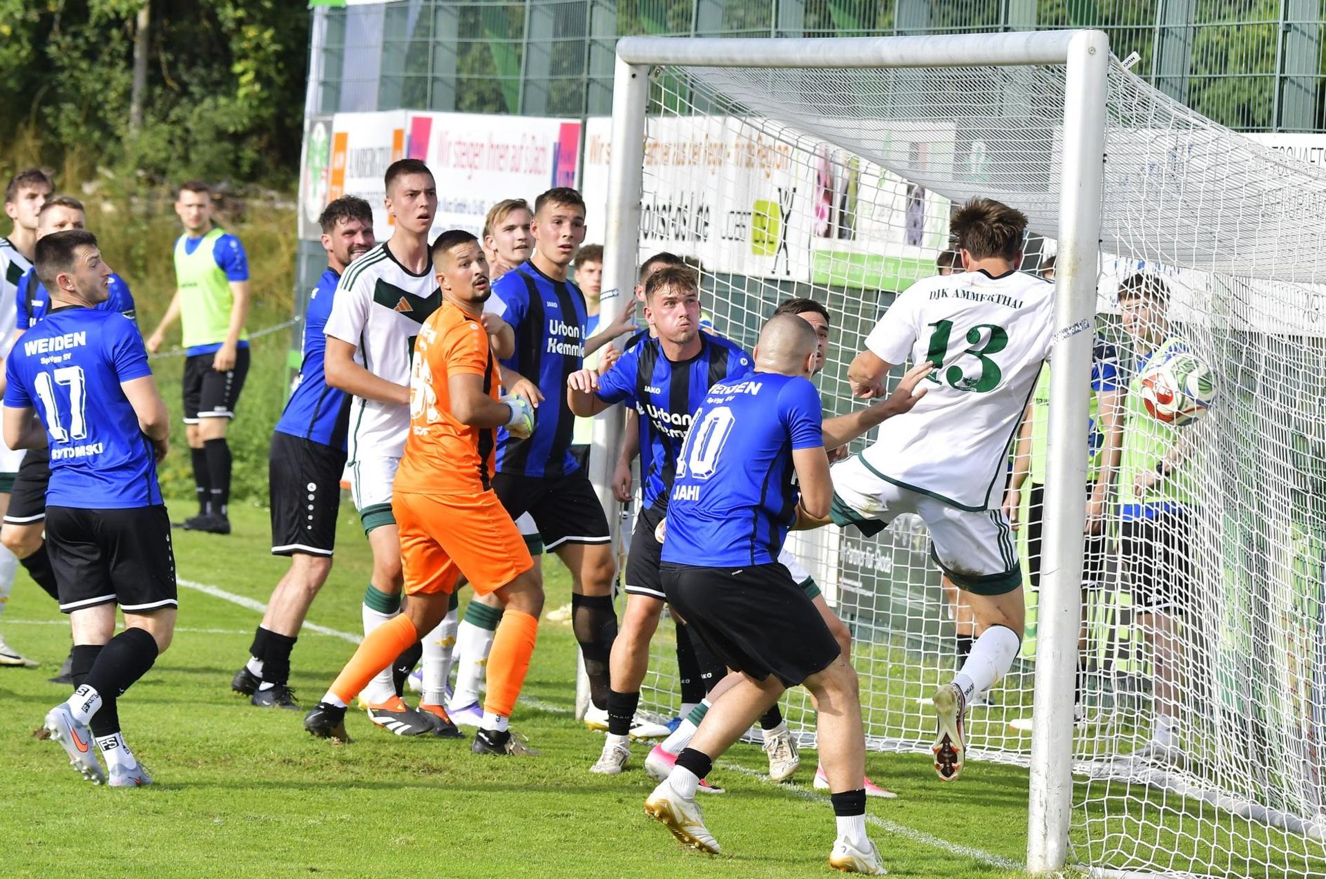 Das war das zwischenzeitliche 2:1 für die DJK Ammerthal: Die Ammerthaler und Weidener Spieler schauen dem Ball von Lucas Markert hinterher-. (Bild: Hubert Ziegler)
