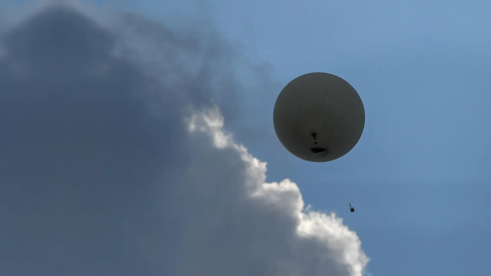 Ein vermeintlicher Paraglider-Absturz hält die Weidener Rettungskräfte auf Trab. Doch am Ende entpuppt sich der Notfall als abgestürzte Wettersonde. (Symbolbild: Patrick Pleul/dpa)