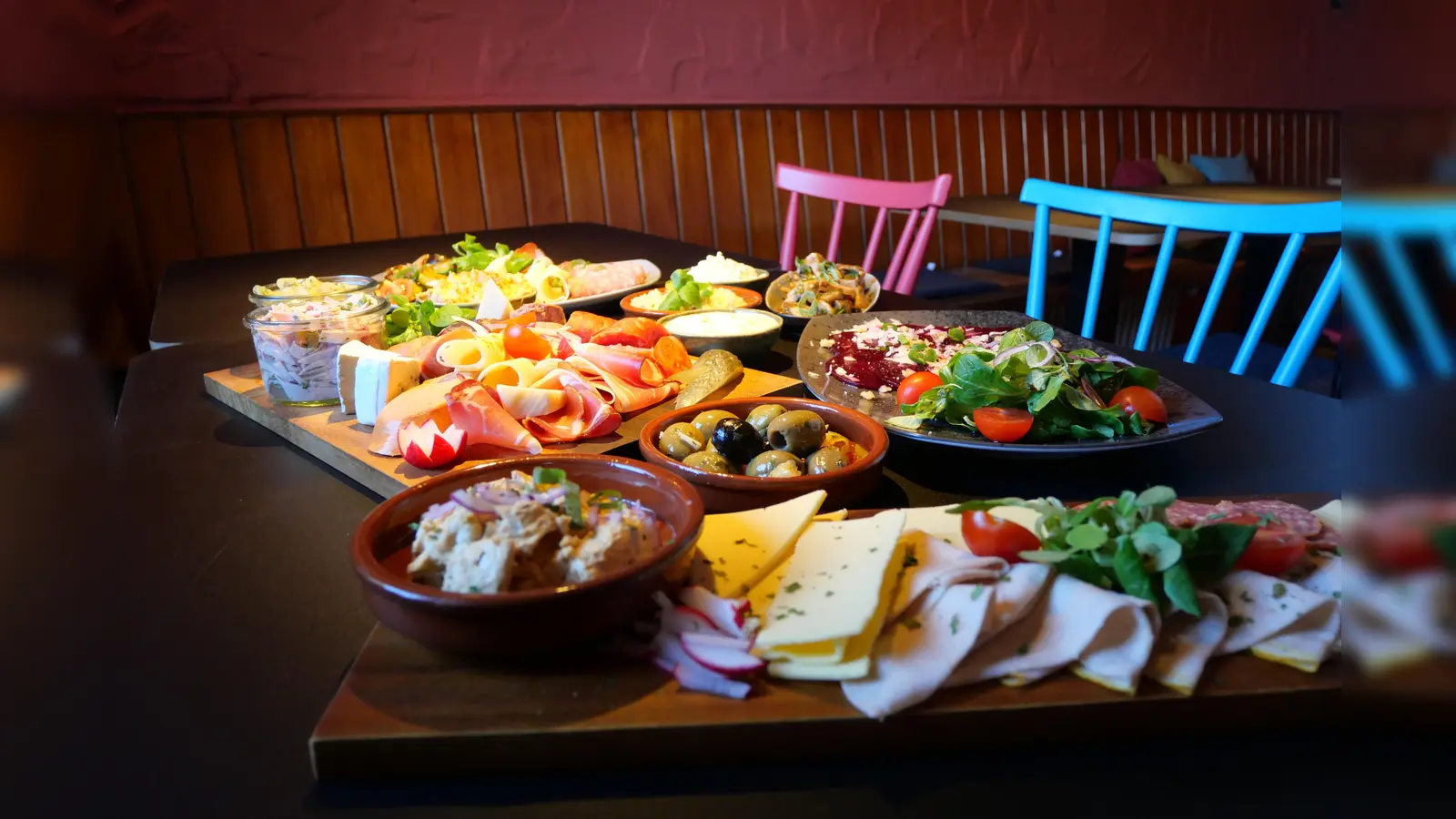 Auf der Karte stehen bayerische und spanische Tapas – auch vegane Gerichte werden angeboten. (Bild: jbe)