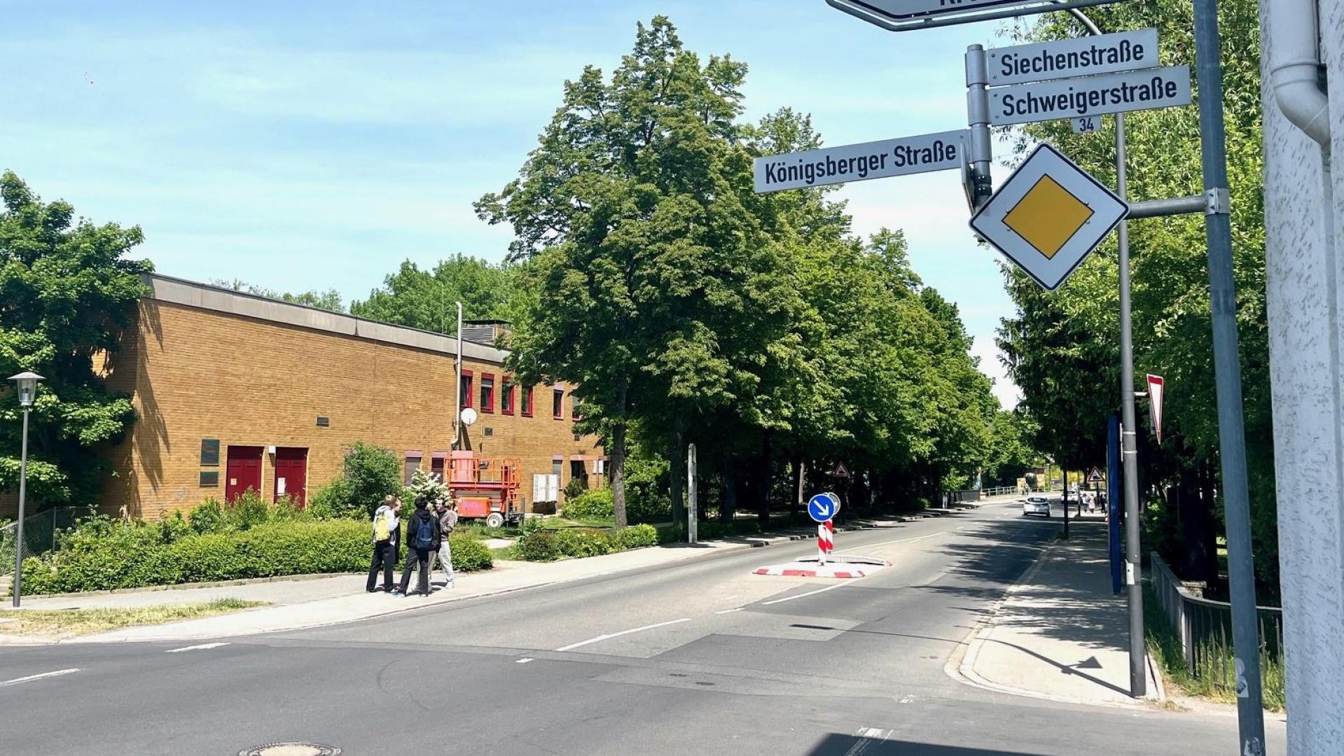 Im Bereich der Kreuzung Königsberger Straße / Schweigerstraße wurde der zwölfjährigen Tereza am Montag auf dem Heimweg nach der Schule schwindelig und sie stürzte mit ihrem Rad.  (Bild: Gabi Schönberger)