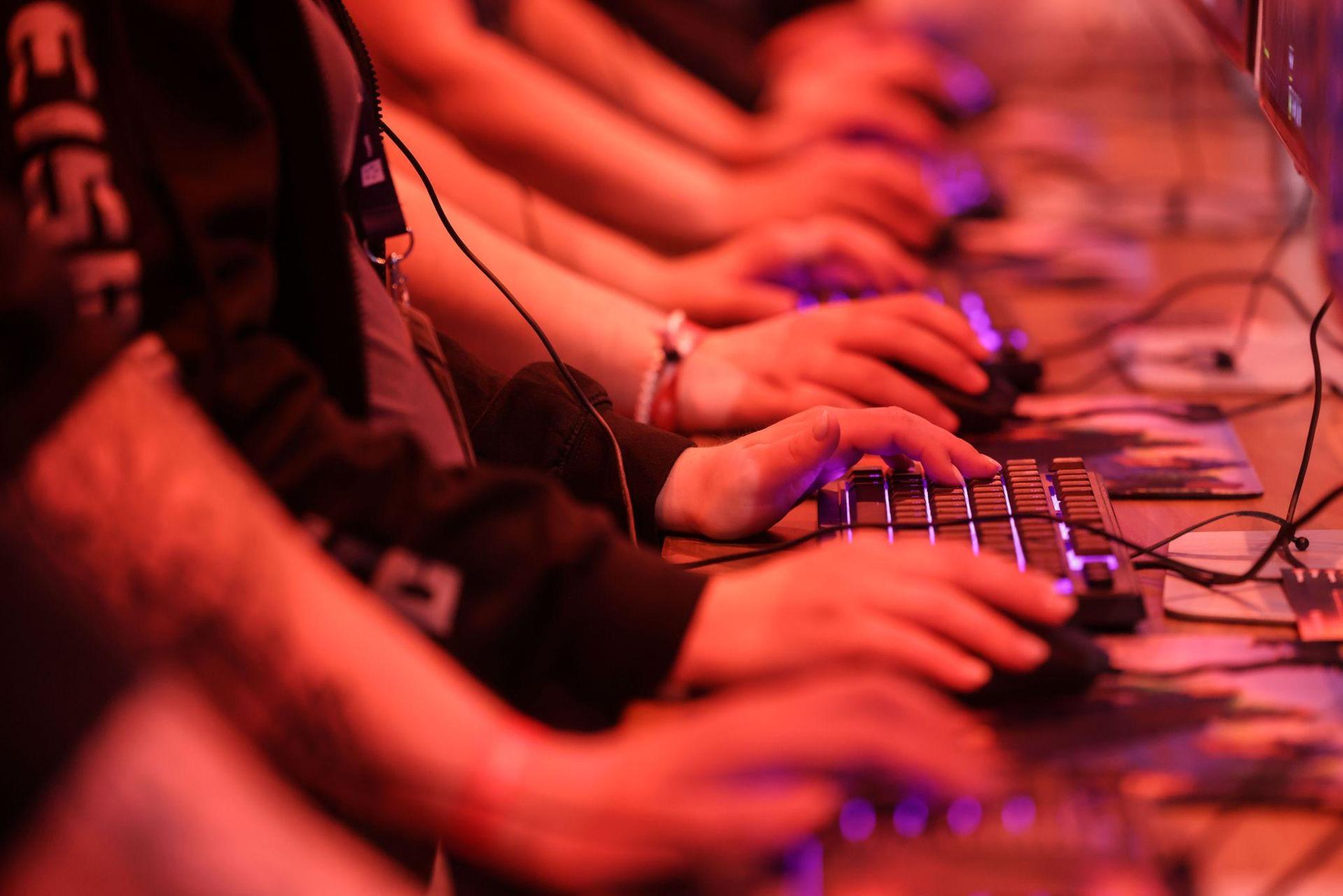 Computerspieler testen „World of Warcraft“ bei der Gamescom 2025. (Archivbild) (Bild: Oliver Berg/dpa)