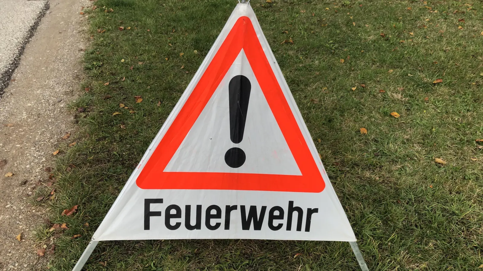 Die Feuerwehr löschte den Brand in einem Abfallcontainer in Grafenwöhr.  (Symbolbild: Heike Unger)