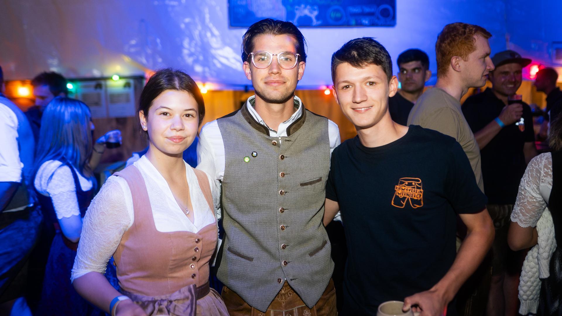 Die Quertreiber rocken am Samstagabend das Festzelt bei der Kirwa in Wernberg.  (Bild: Hannes Stock)