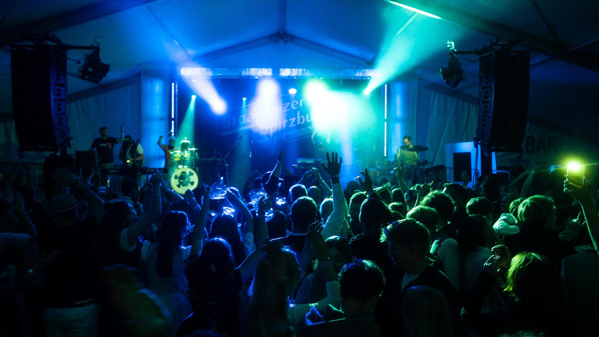 Wernberg feiert Kirwa, die Stoapfälzer Spitzbuam liefern die Musik zum Fest. (Bild: Hannes Stock)