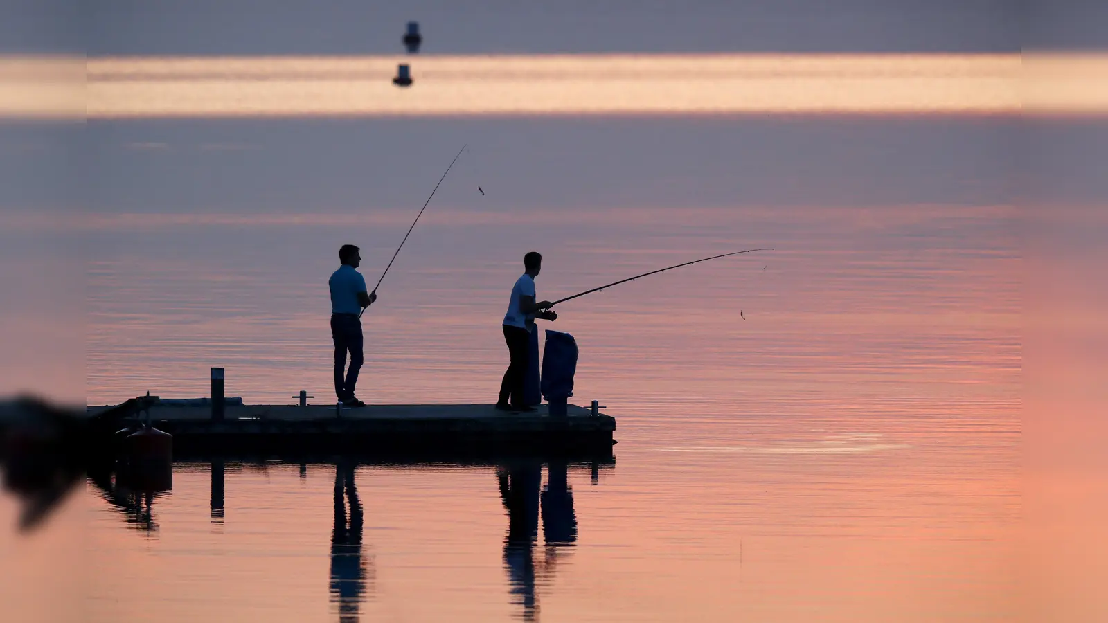 Zwei Weidener Angler erhielten nach einer Polizeikontrolle Anzeigen. (Symbolbild: Daniel Karmann)