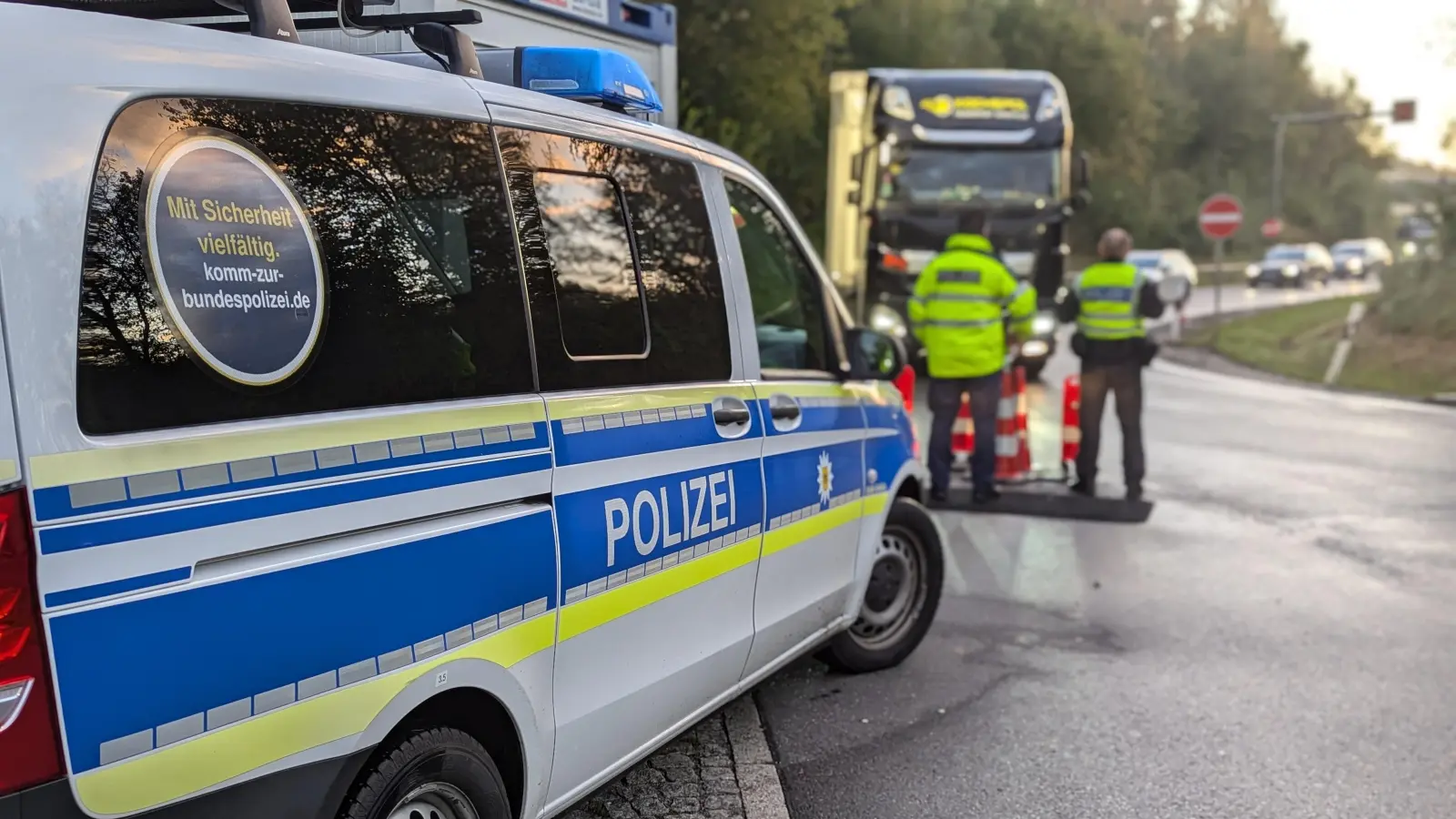 Regelmäßig kontrolliert die Bundespolizei Waidhaus Auto- und Lkw-Fahrer auf der A 6. Nun ging ihnen dabei ein Intensivtäter ins Netz. (Symbolbild: Bundespolizei Waidhaus)