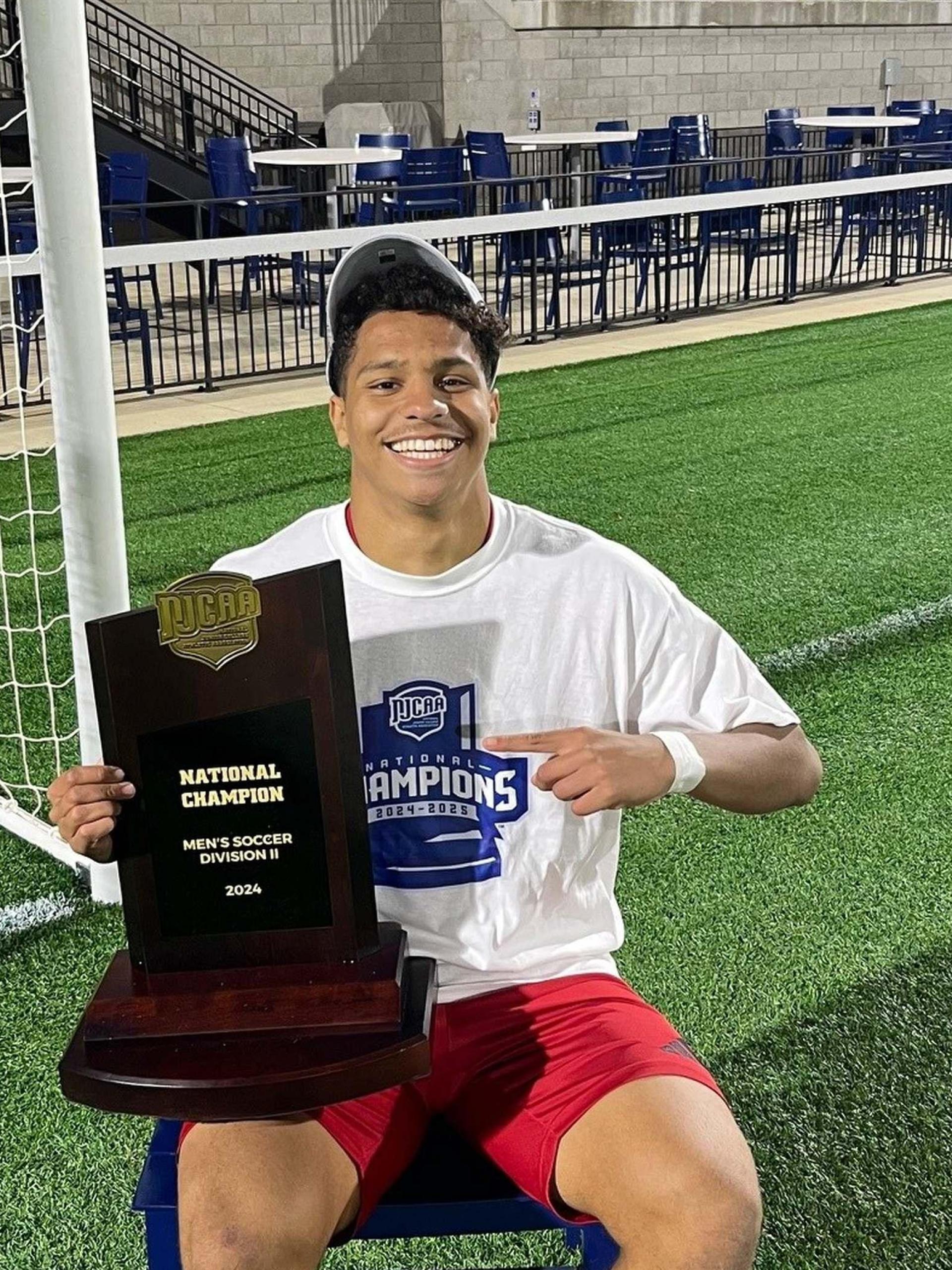 Tobias Gerber zeigt stolz die Trophäe vom Gewinn der Meisterschaft in der Division 2 der NJCAA (Bild: T. Gerber/Northeast Community College)