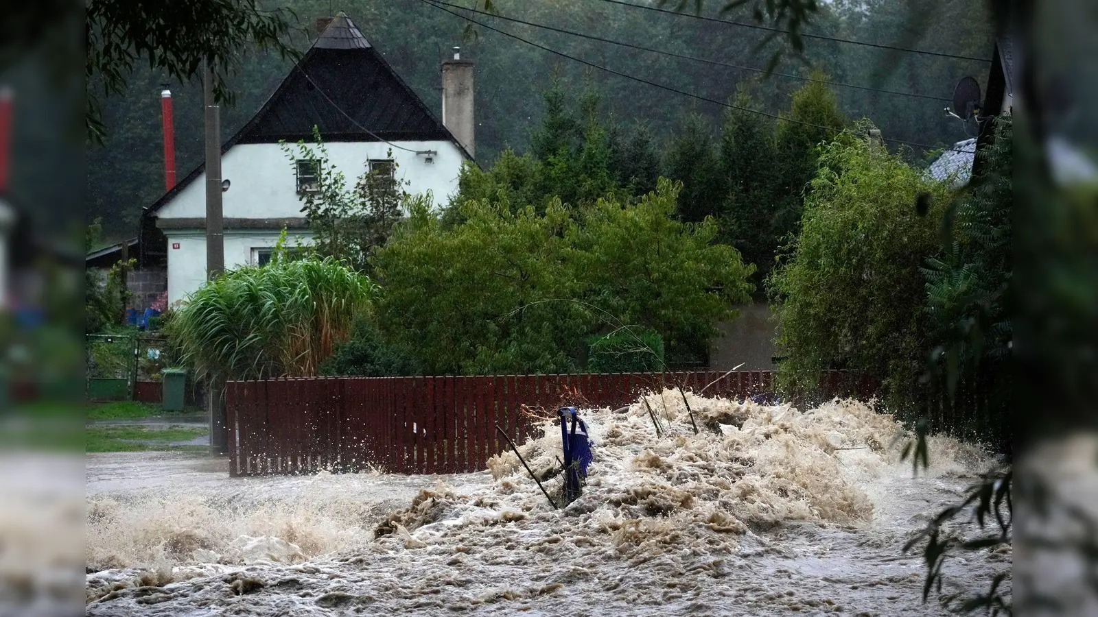 Trümmer sammeln sich am Fluss Opavice. (Bild: Petr David Josek/AP)