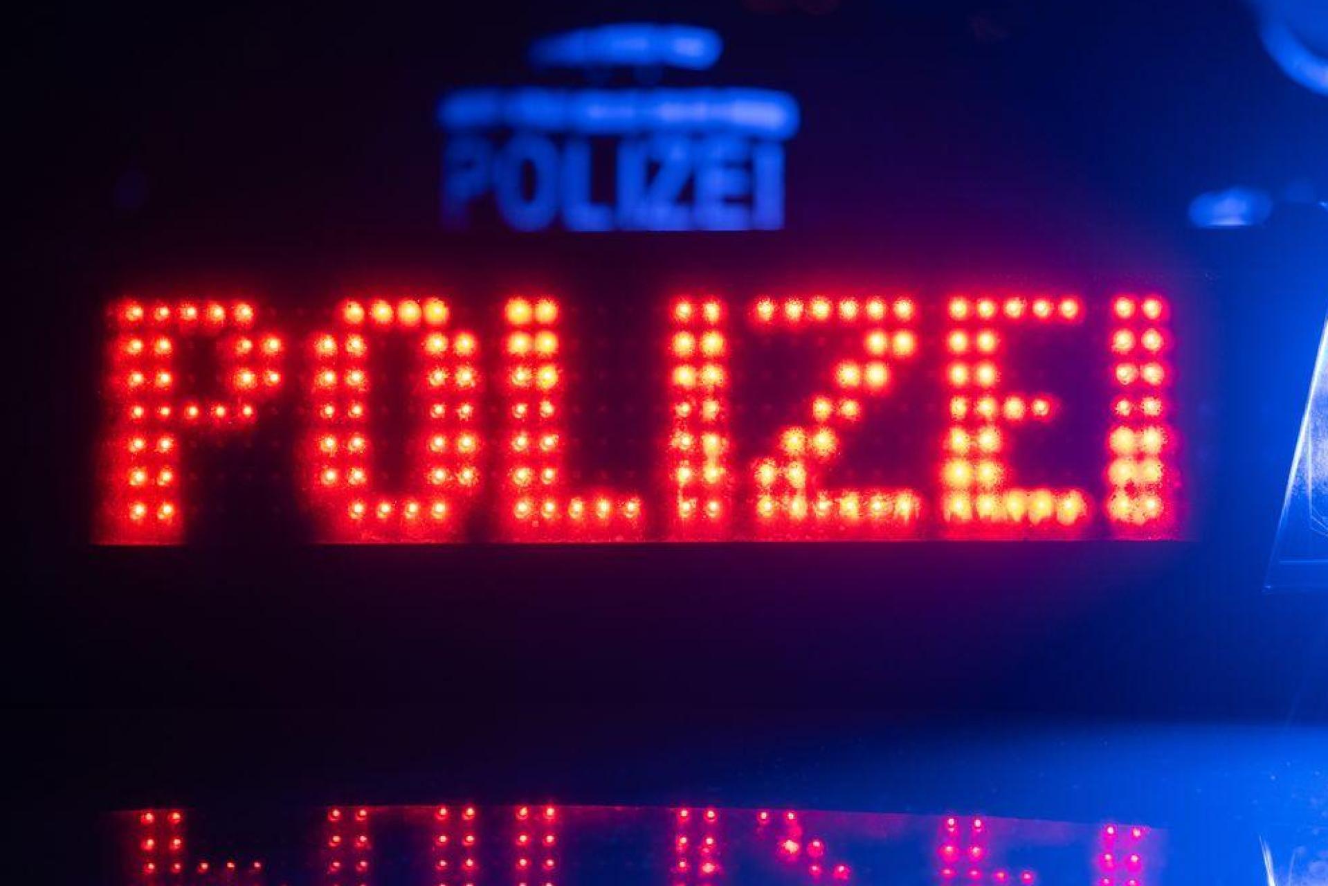 Bislang unbekannte Täter brachen in einen Supermarkt in Kirchenthumbach ein.  (Symbolbild: Marijan Murat/dpa)