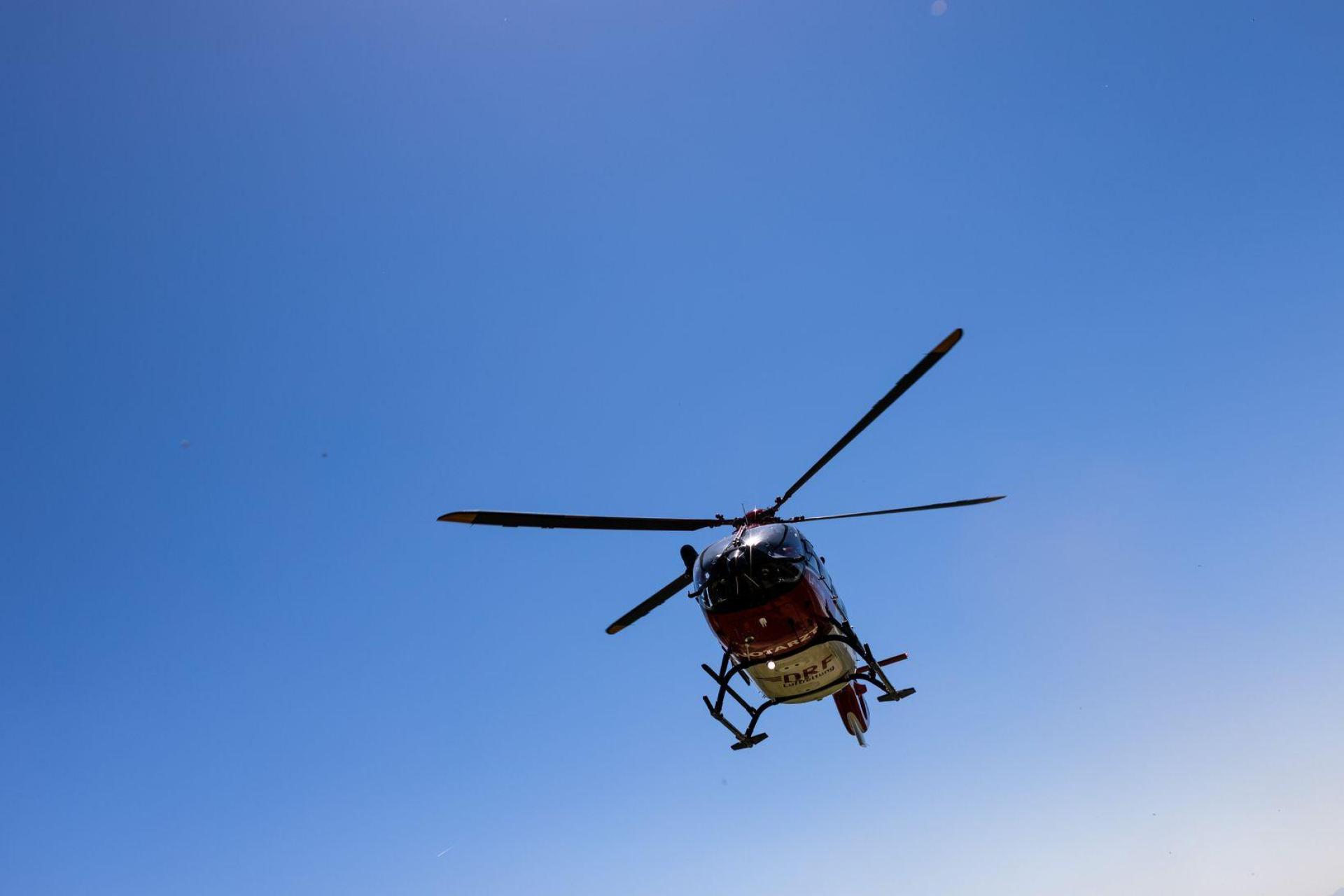 Ein Rettungshubschrauber brachte den Mann ins Krankenhaus. (Symbolbild) (Bild: Philipp von Ditfurth/dpa)