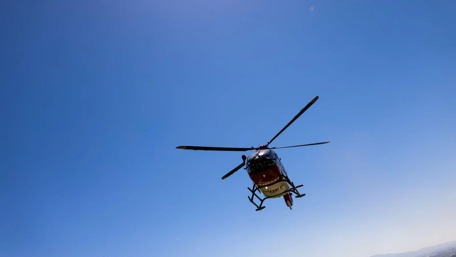 Ein Rettungshubschrauber brachte den Mann ins Krankenhaus. (Symbolbild) (Bild: Philipp von Ditfurth/dpa)
