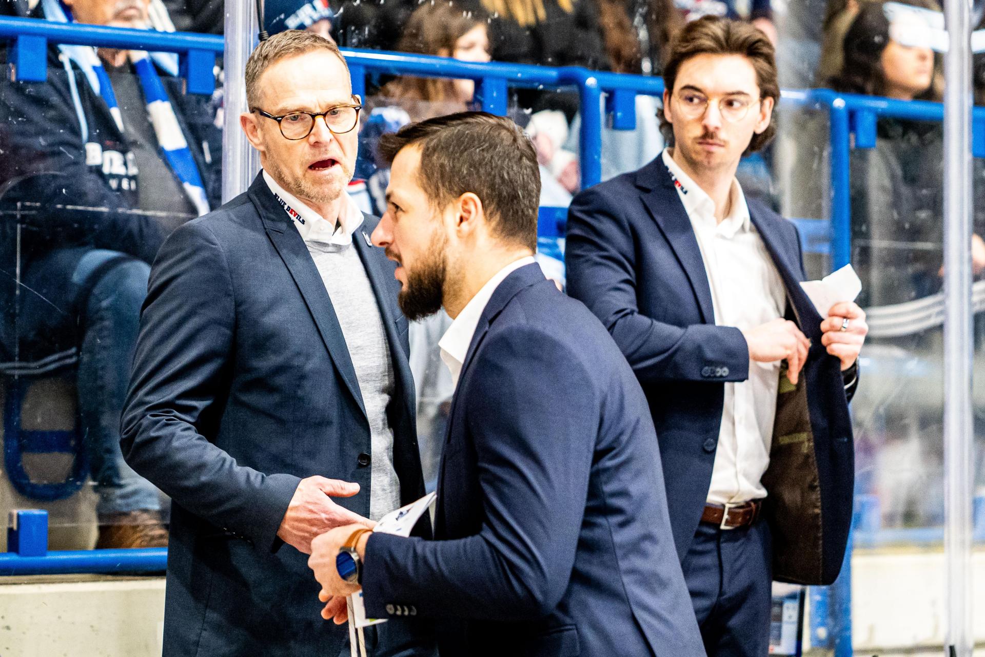 Gelungener Einstand für das Interimsduo Jürgen Rumrich (links) und Martin Mazanec (Mitte) am vergangenen Wochenende. Unter anderem darum geht es in der neuen Folge „Powerplay”.  (Bild: Elke Englmaier)