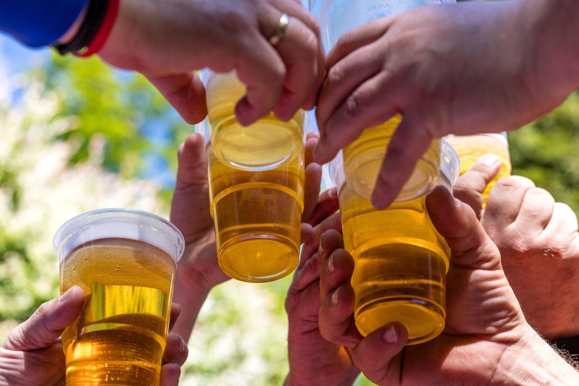 Alkohol gehört für viele zum Vatertag dazu. (Symbolbild: Frank Hammerschmidt/dpa)
